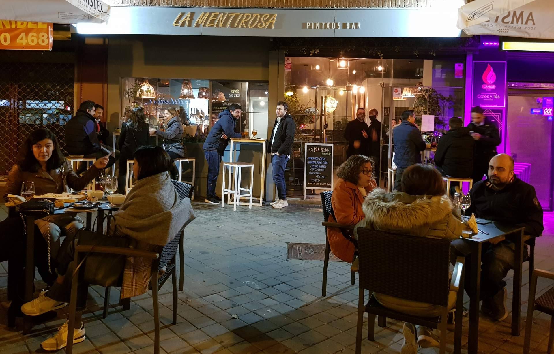 La gran variedad de cervezas y pinchos de La Mentirosa, un bar con terraza en Madrid