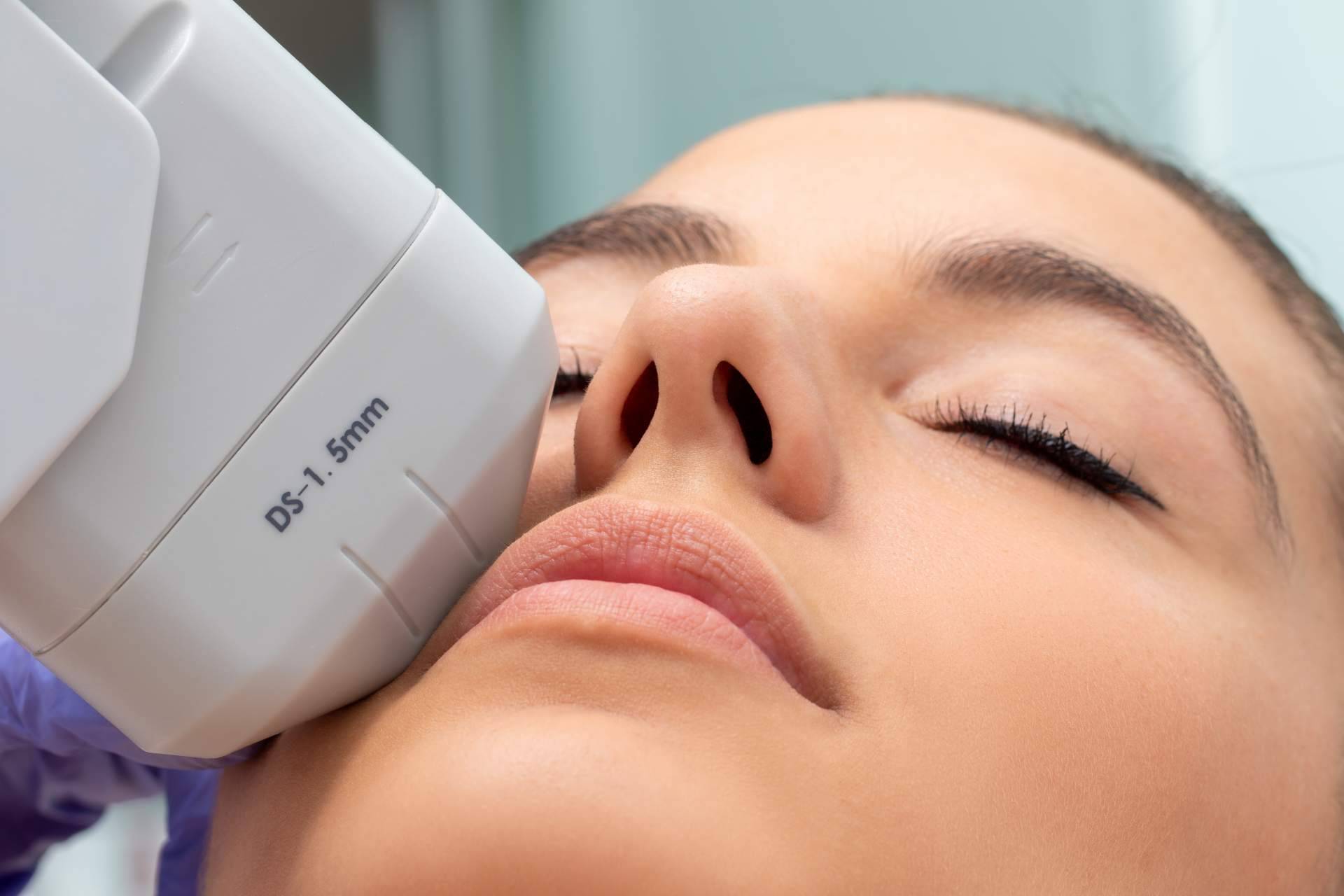 Crina Rus Beauty Center realiza el HIFU tratamiento de ultrasonido focalizado de alta intensidad con resultados inmediatos