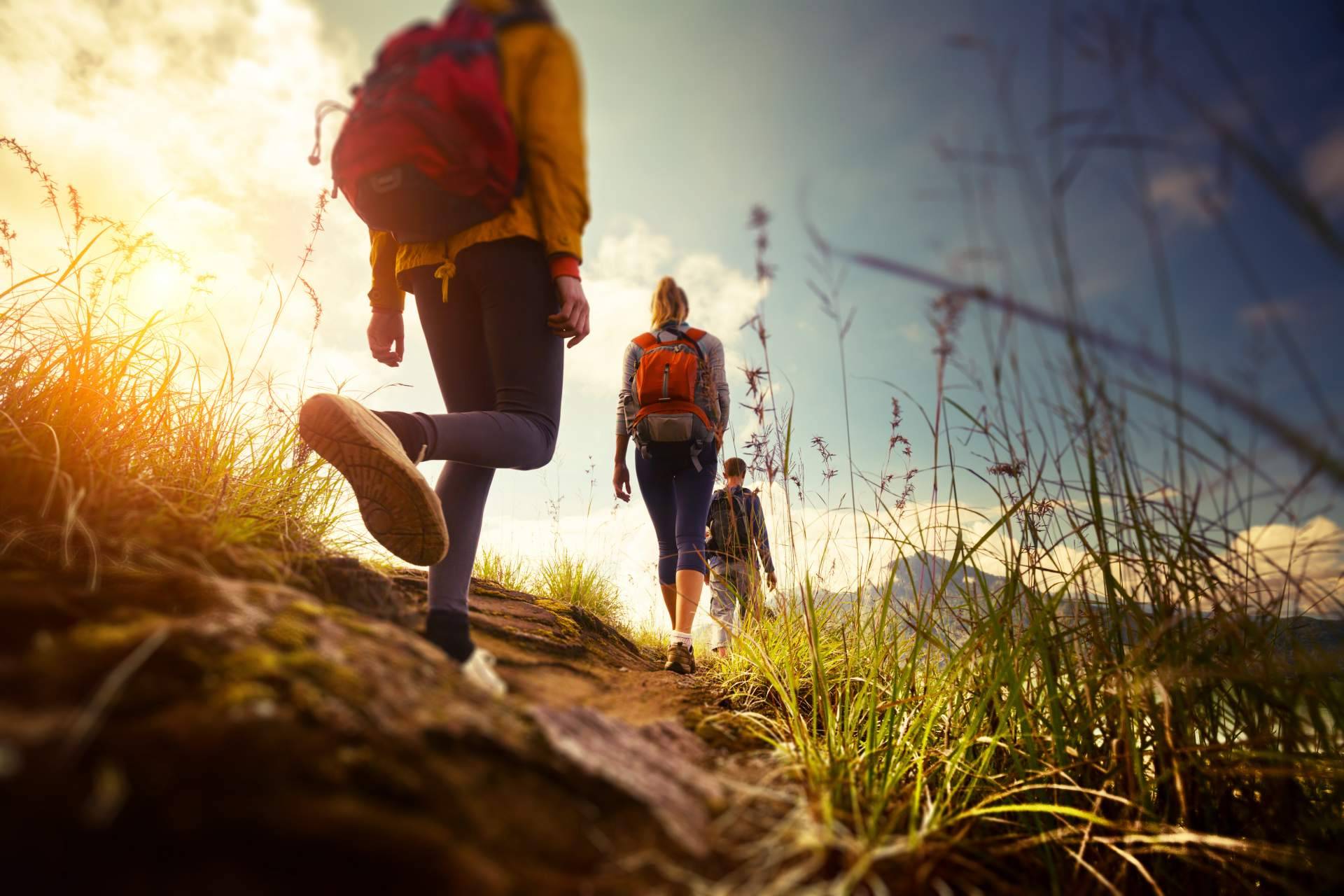 La equipación perfecta para hacer trekking fabricada con materiales reciclados para disminuir el impacto medioambiental