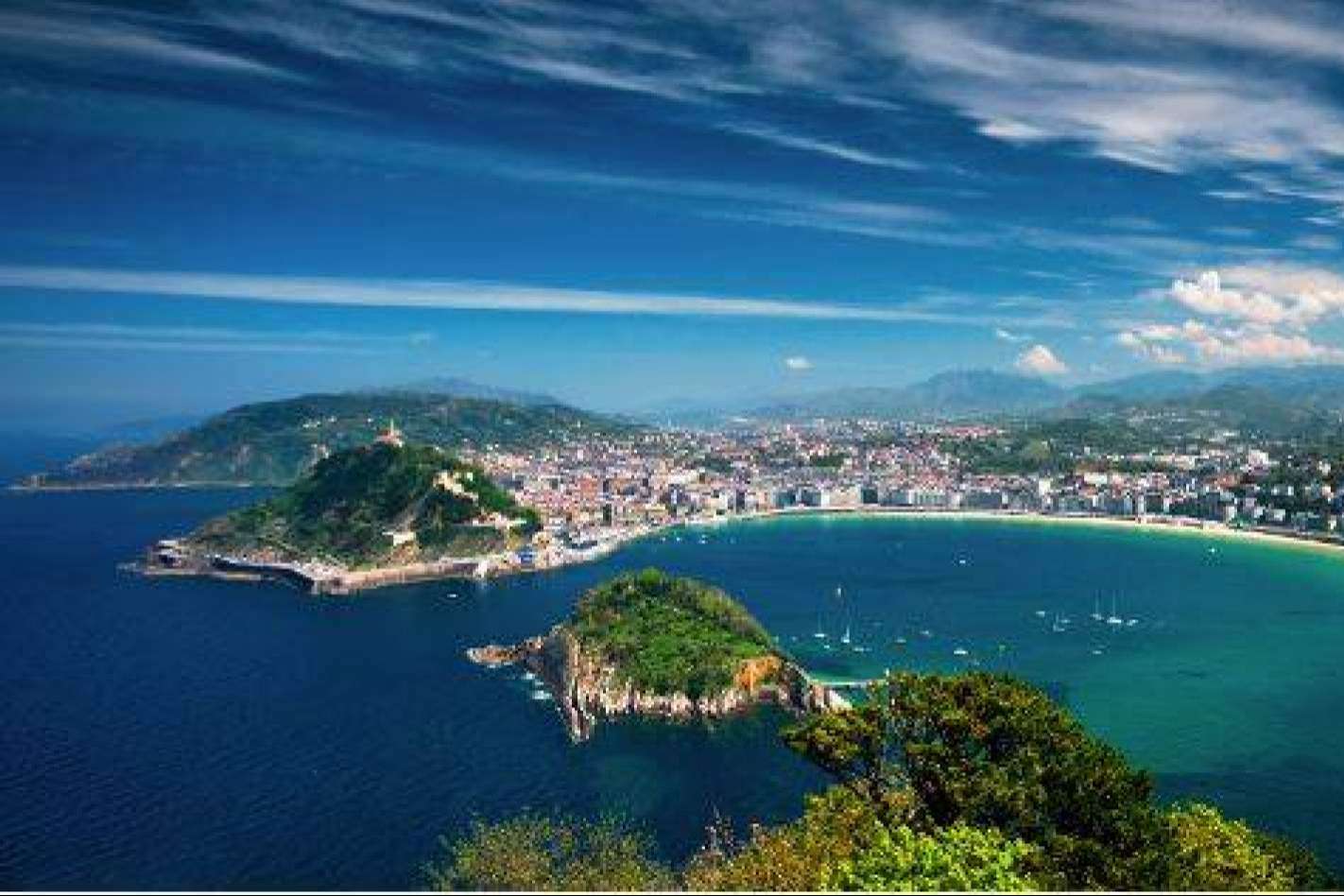 El catamarán ciudad San Sebastián permite conocer la ciudad desde otro punto de vista