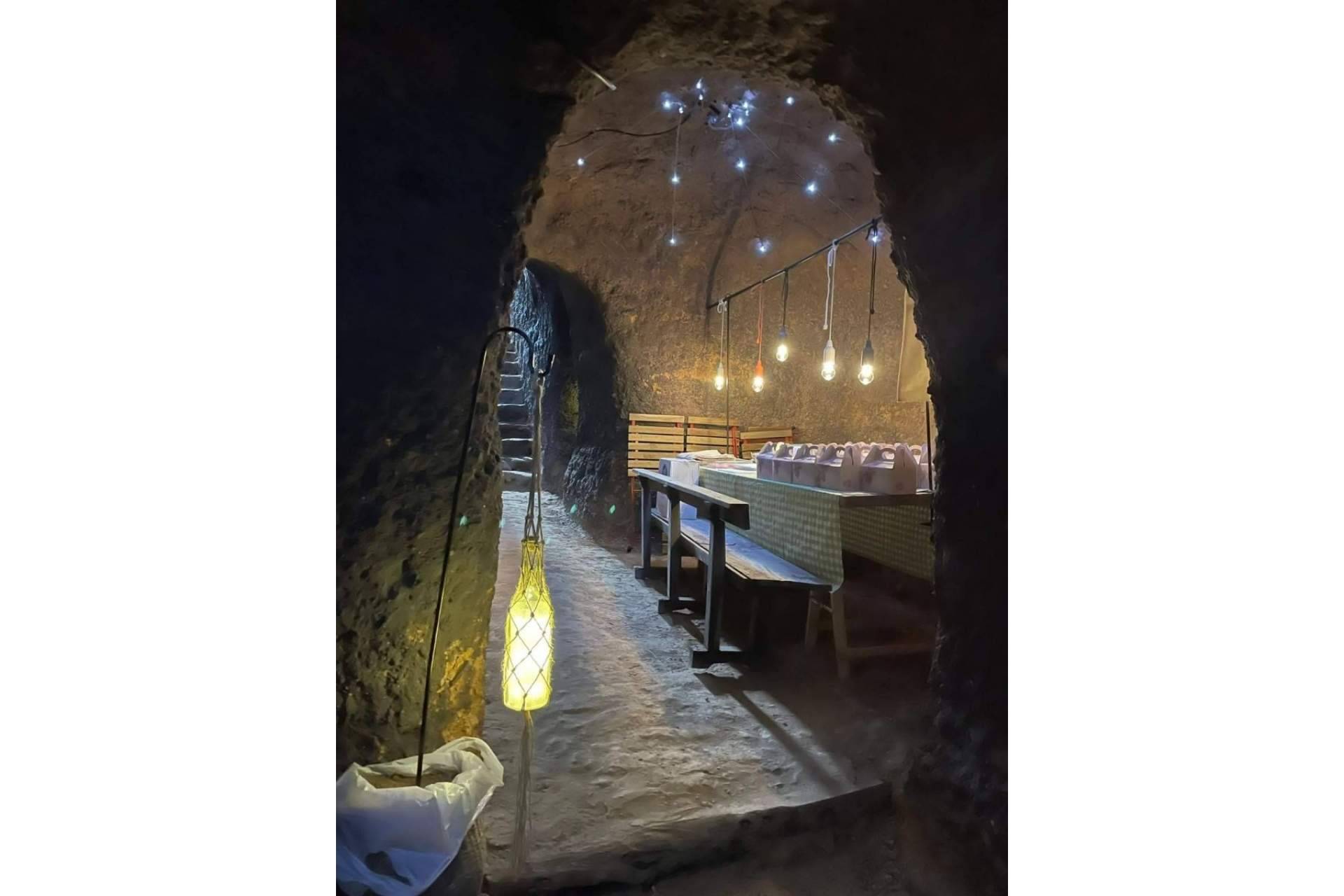 Catas de vino en la bodega subterránea de Envero Tinto en Soria