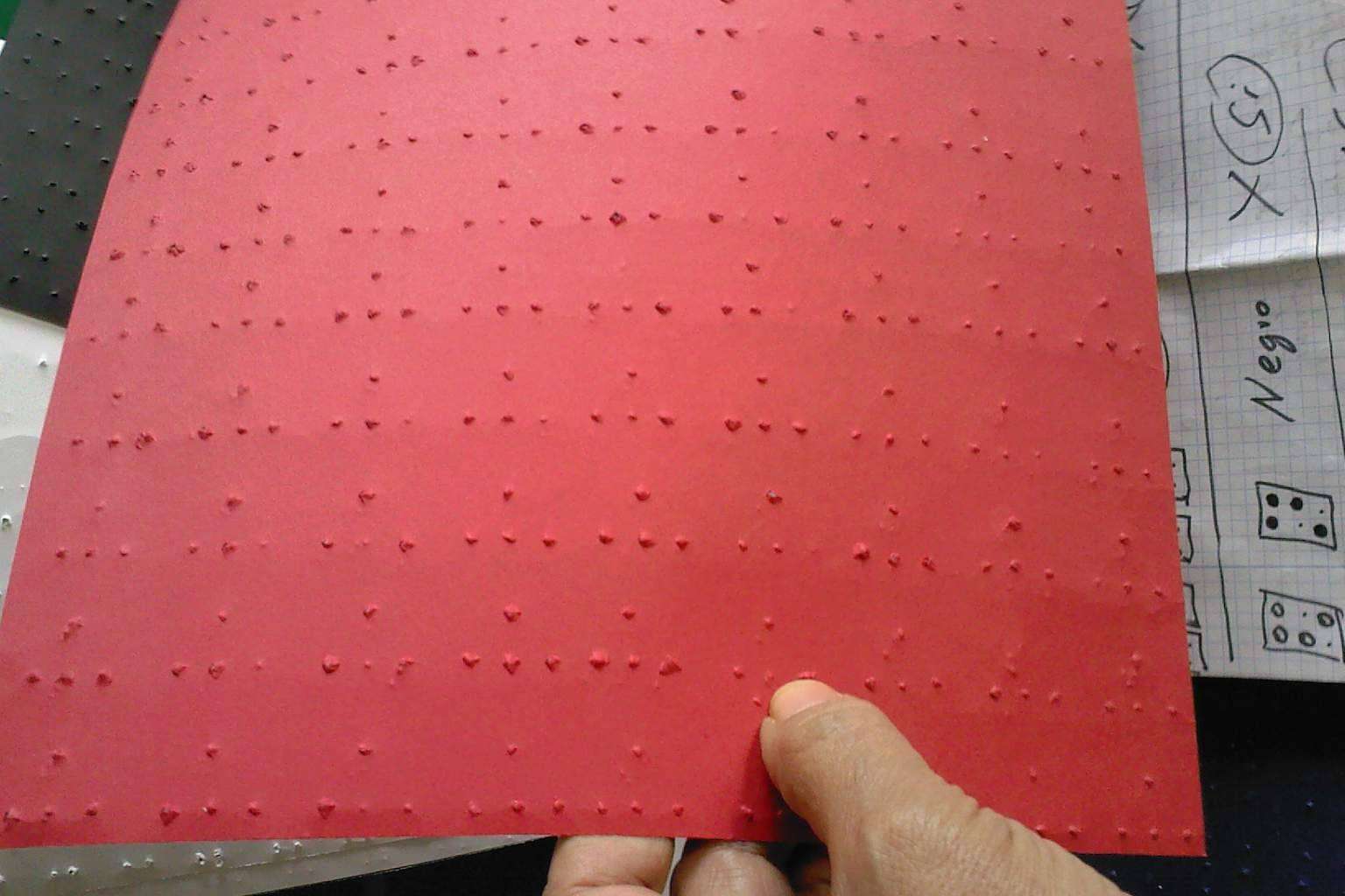Talleres de collage en braille para personas invidentes de la mano de El Pintor de Internet