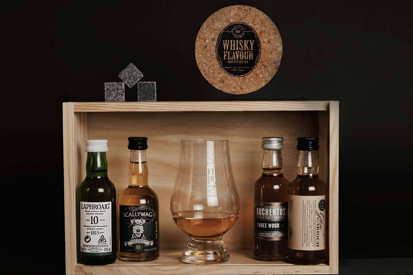La posibilidad de degustar un tipo de whisky diferente cada mes con la caja de suscripción de Whisky Flavour