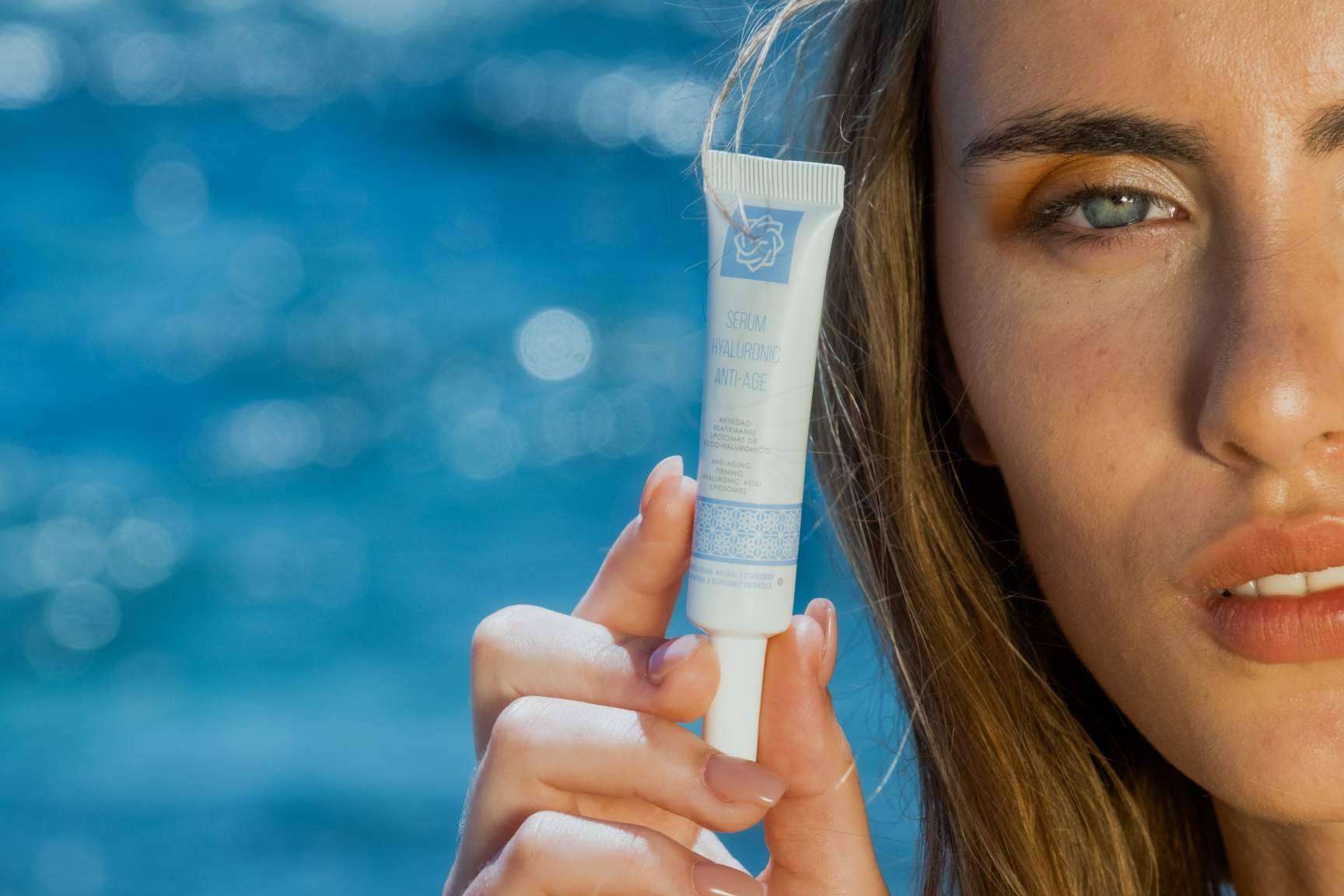 Finaderm expone las propiedades del serum hyaluronic anti-age