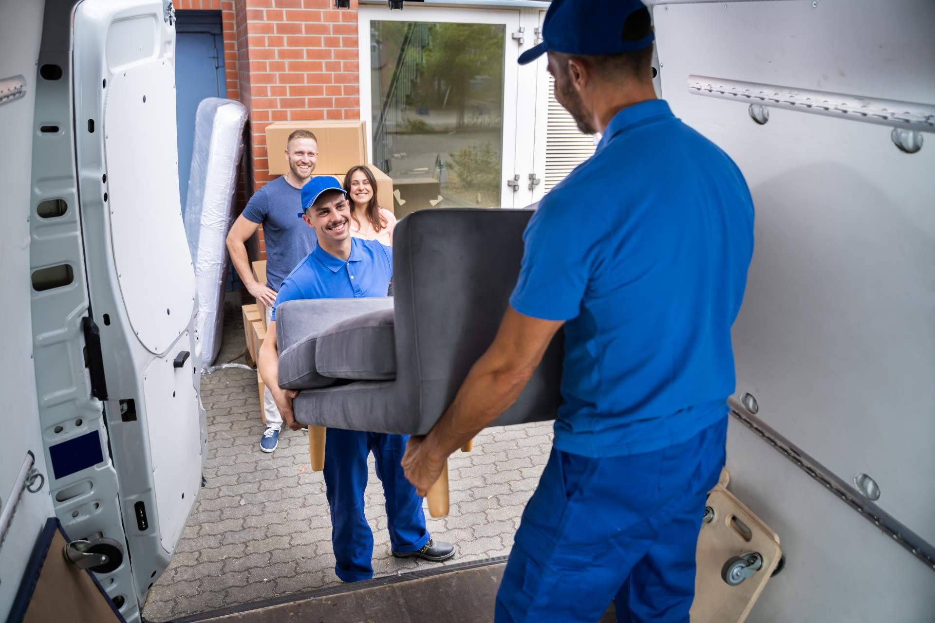Recogedor de Muebles y su ayuda durante una mudanza