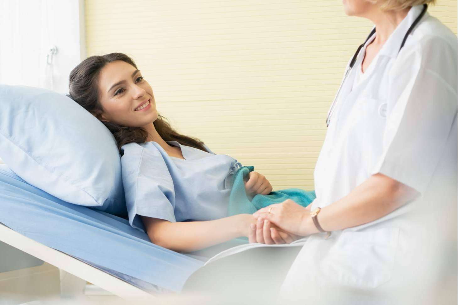 Maldita Hernia ofrece camisones hospitalarios