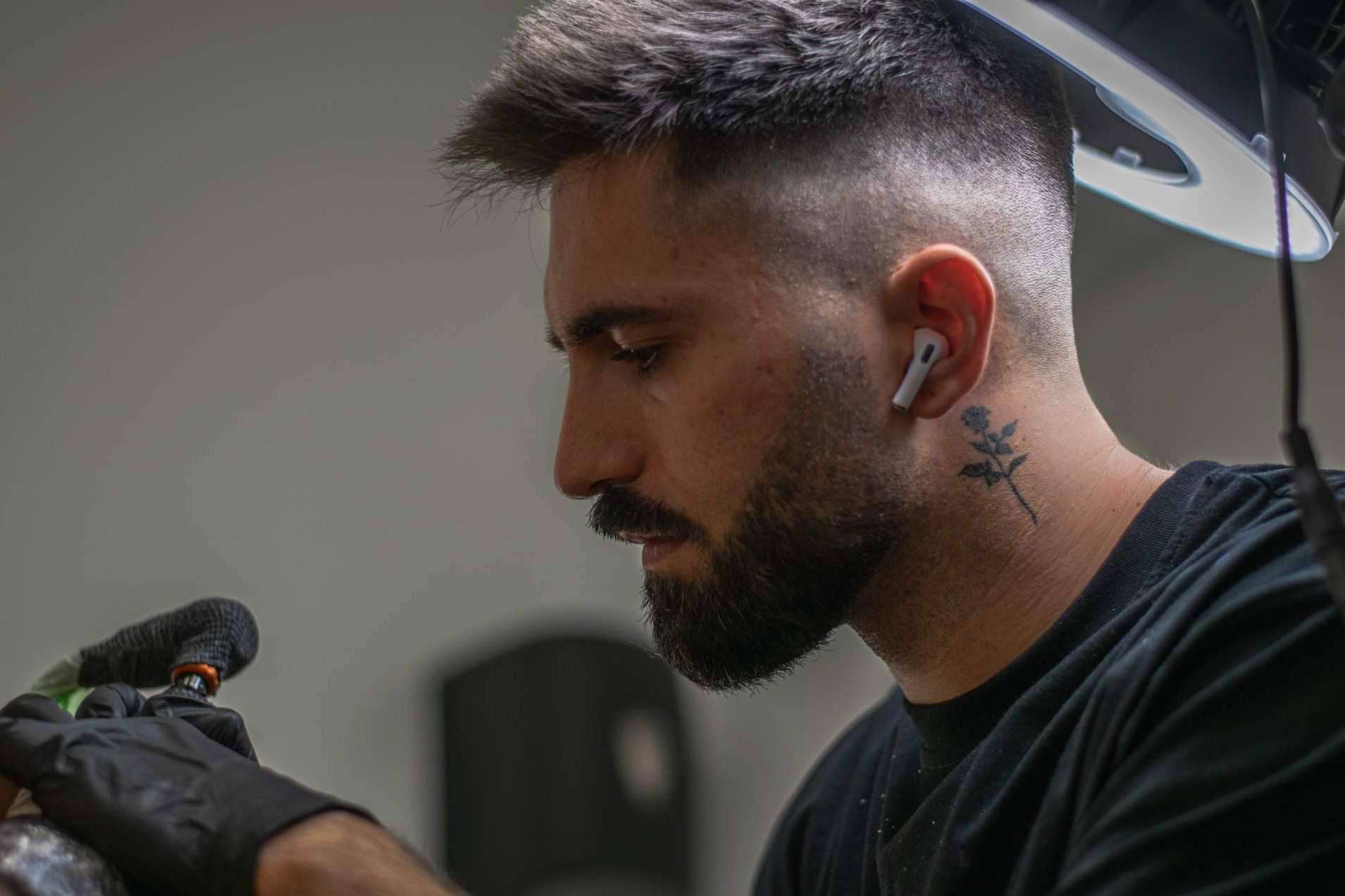 Carlos Loise tatúa en su estudio Losie Tattoo Art en Murcia