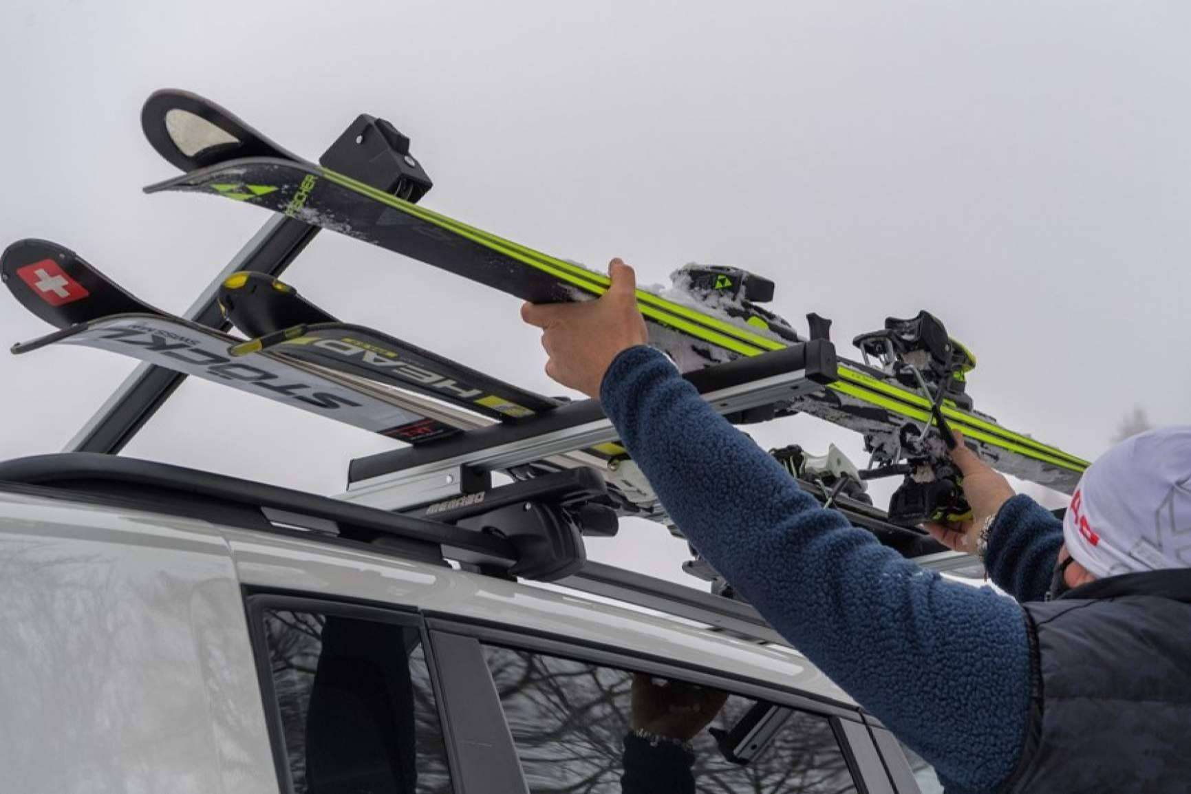 El portaesquís, el equipo que no le puede faltar a ningún aficionado al esquí y snowboard en sus próximas salidas a la nieve