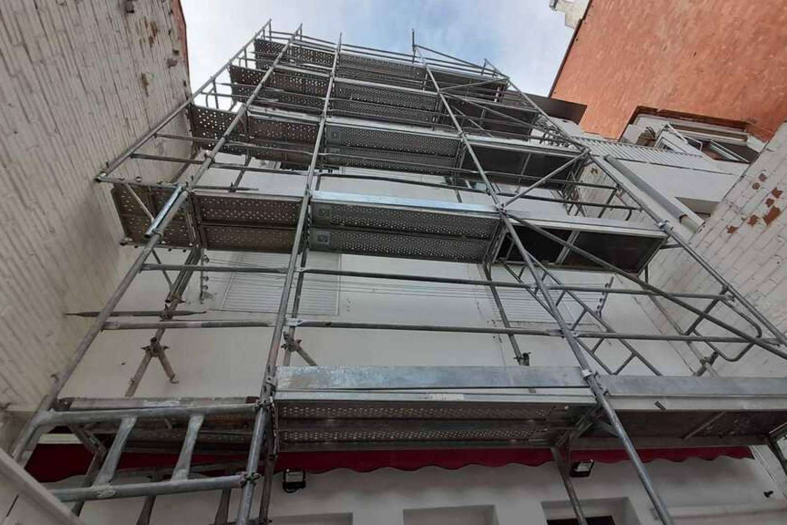 Los servicios de transporte, montaje y desmontaje de andamios que ofrece la empresa TusAndamios