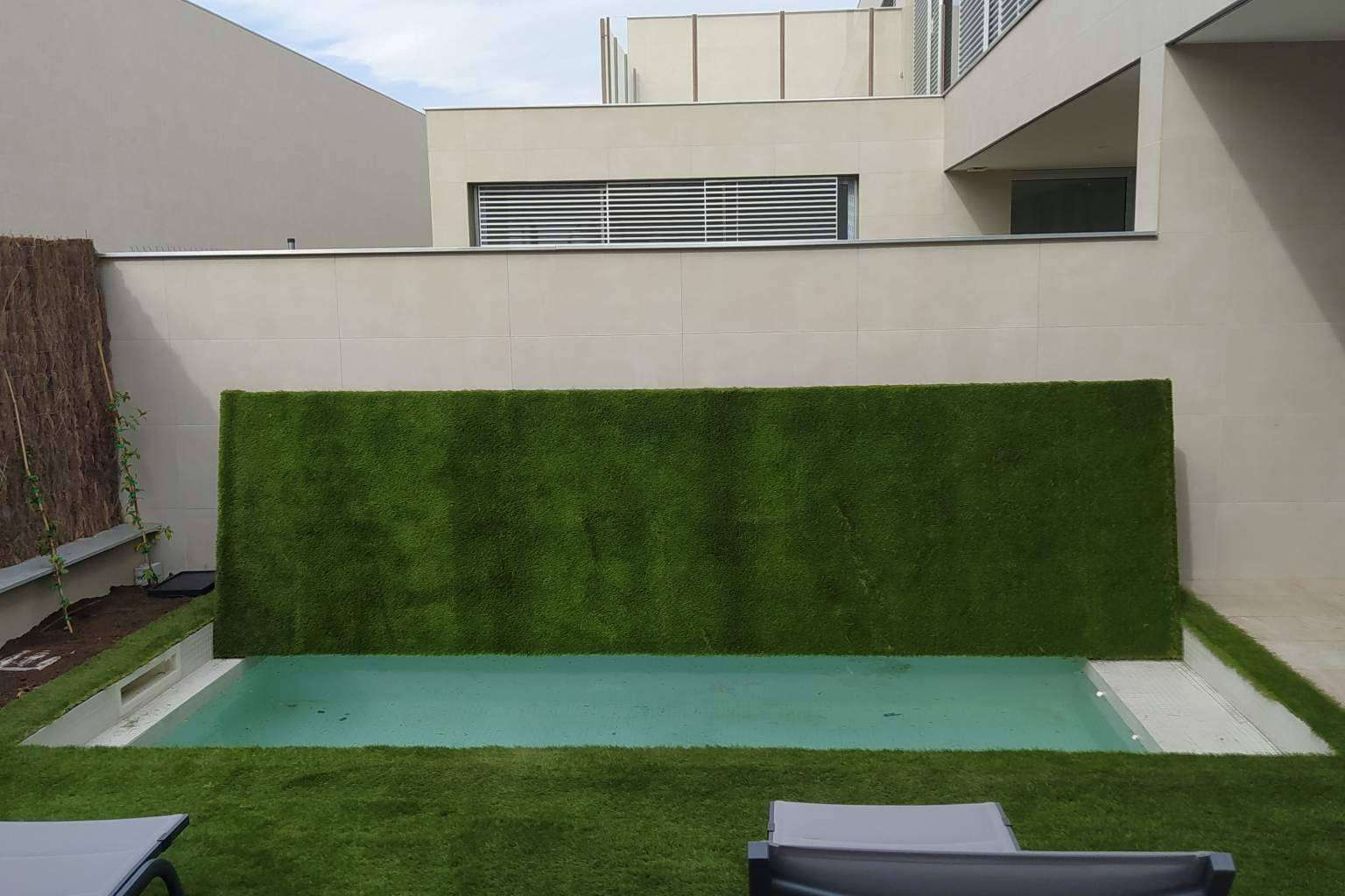 Las ventajas de convertir una piscina en un suelo rígido transitable para optimizar espacios