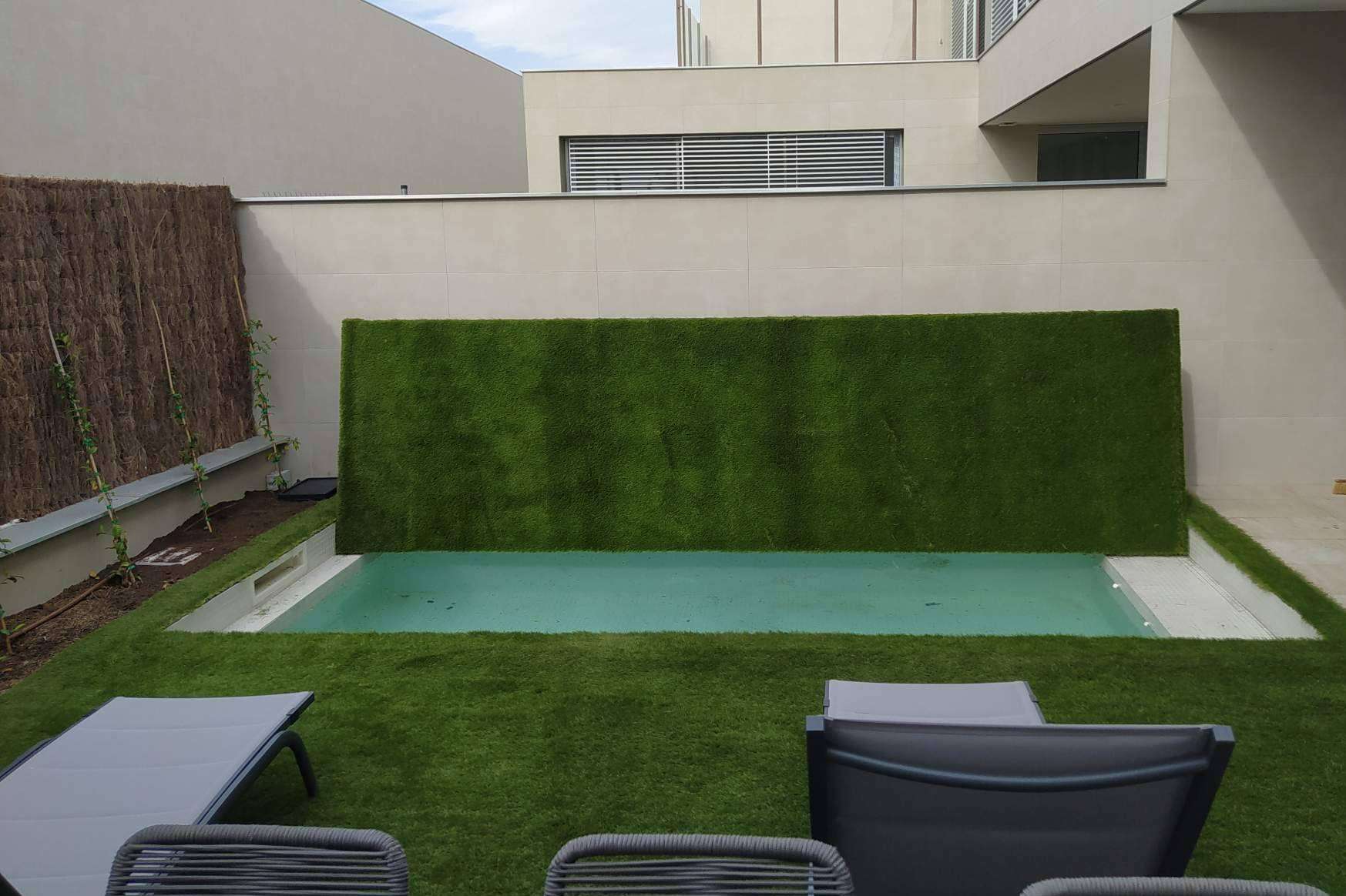 La optimización de espacios reducidos con una cubierta rígida transitable para piscinas