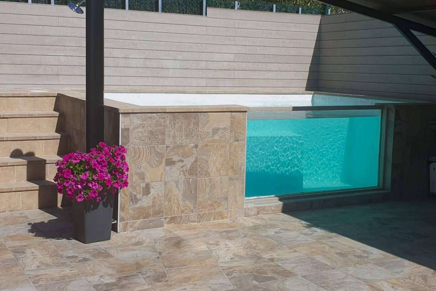 Los beneficios de contar con una piscina elevada con cristal de la mano de Esencial Pool