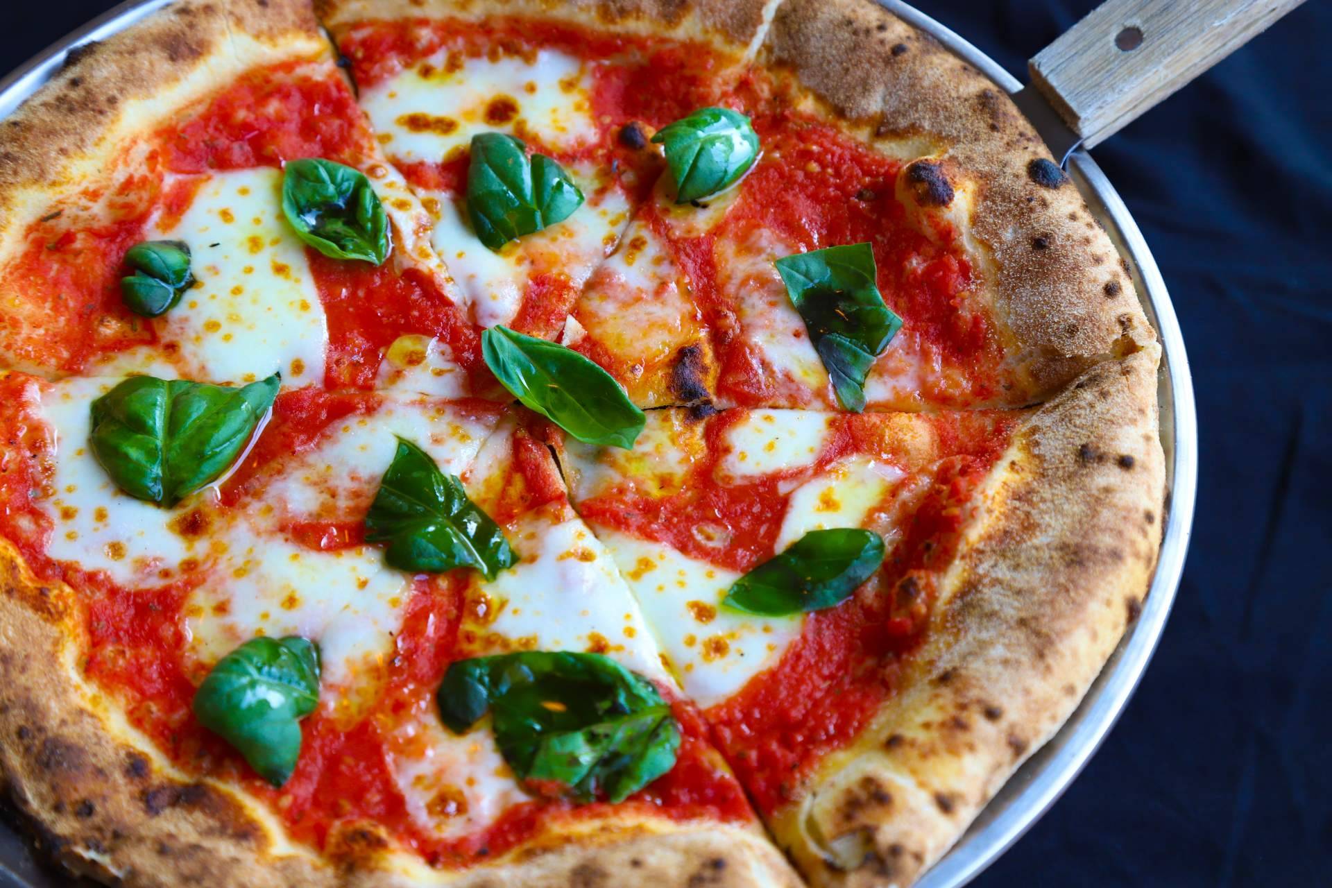 Degustar la pizza Margarita, un clásico de la gastronomía italiana, en el puerto de Santa María