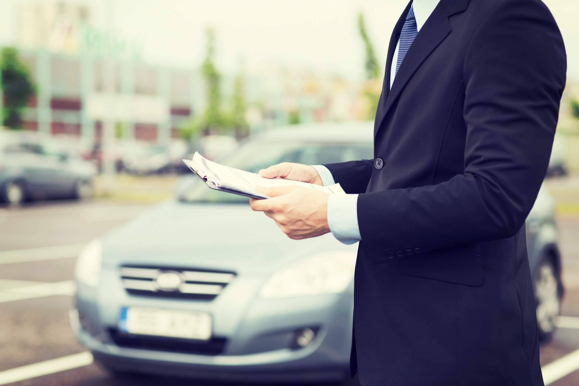 ¿Cómo comprobar si un vehículo tiene cargas?, con Inforautos