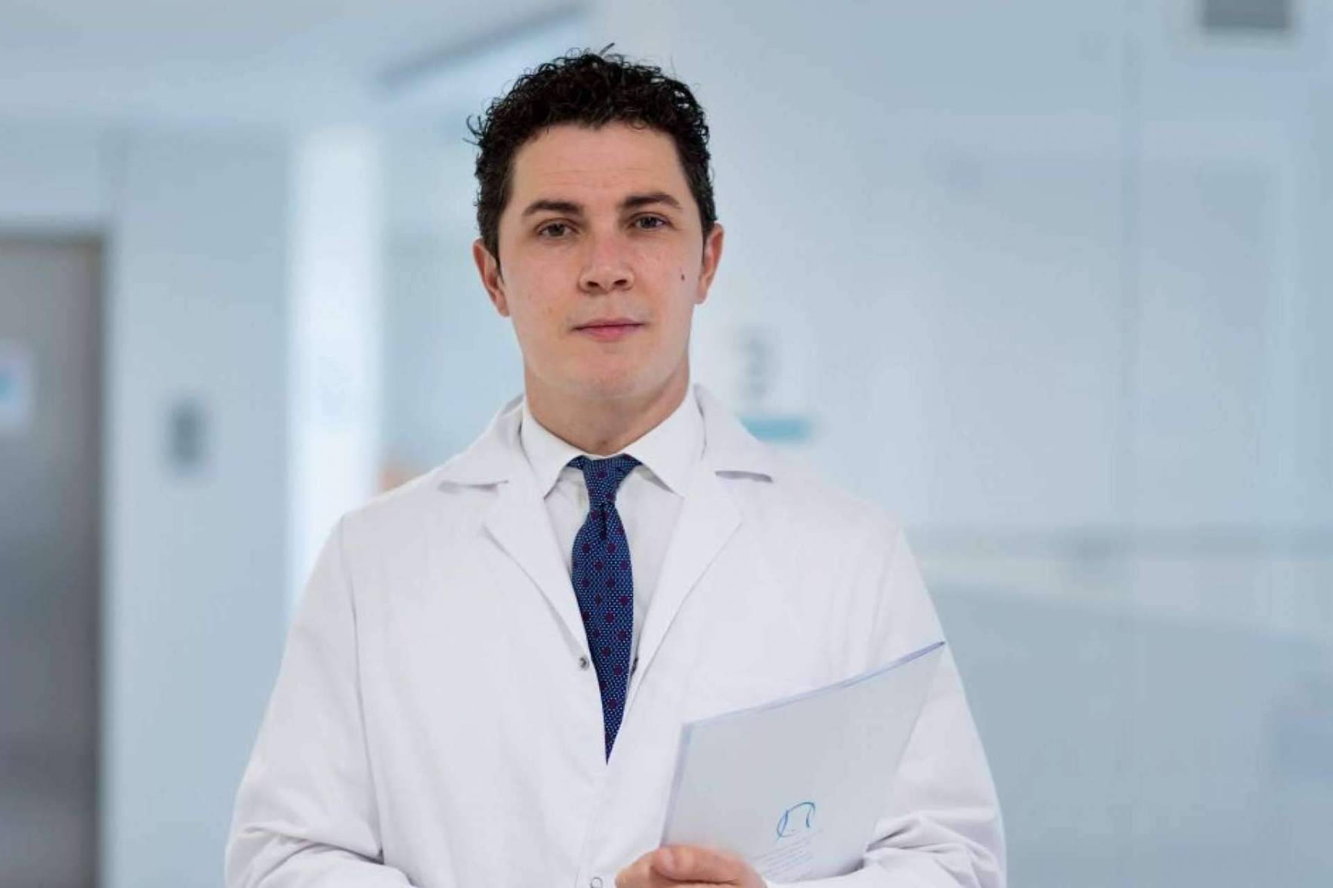 Muchas mujeres apuestan por la reducción de pecho de la mano del Dr. Marco Amaya, toda una eminencia de la medicina