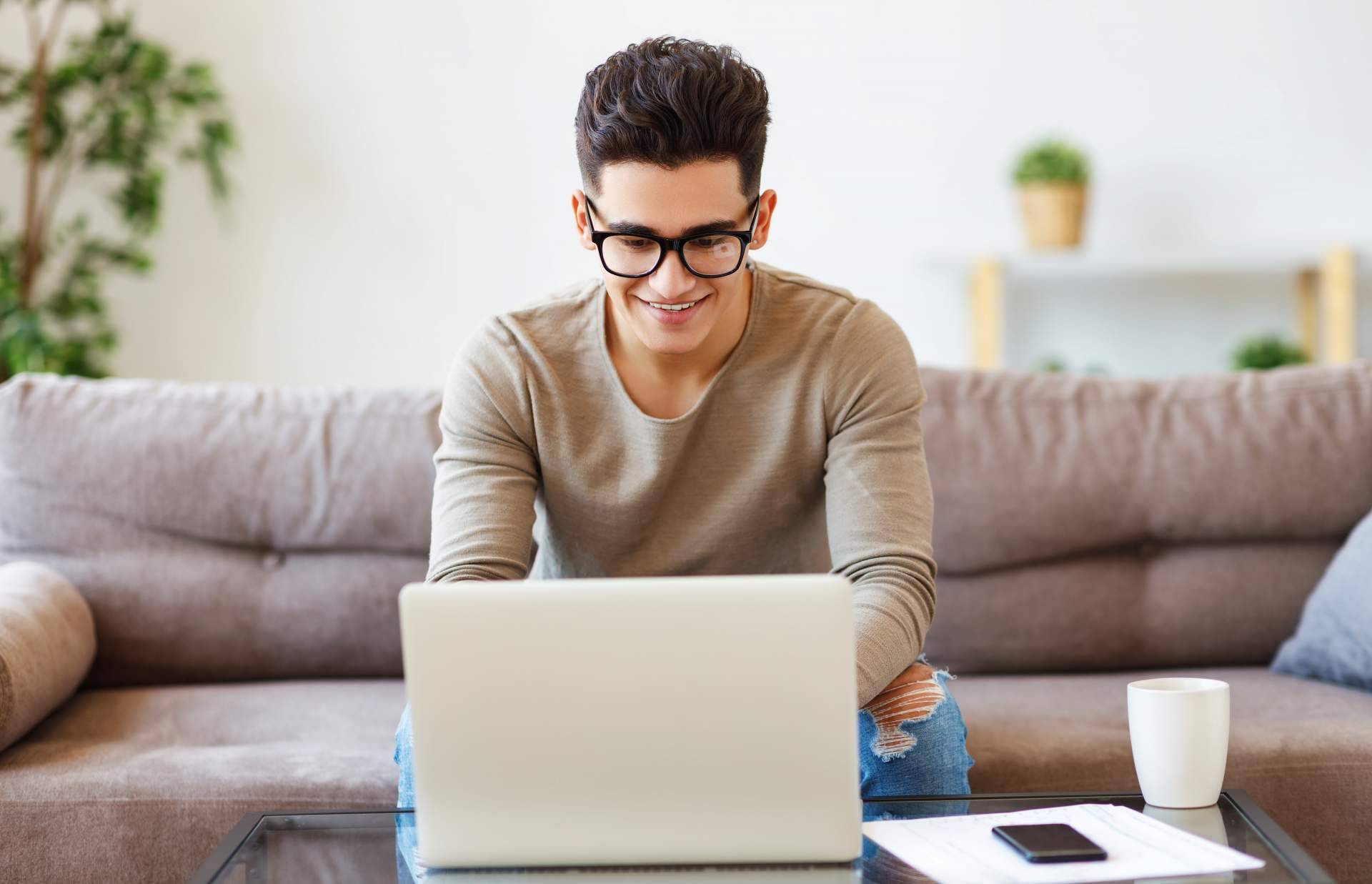 Ayuda Universitaria es la academia online que ofrece asesorías, en voz de comprar un proyecto hecho, para aprobar las asignaturas universitarias