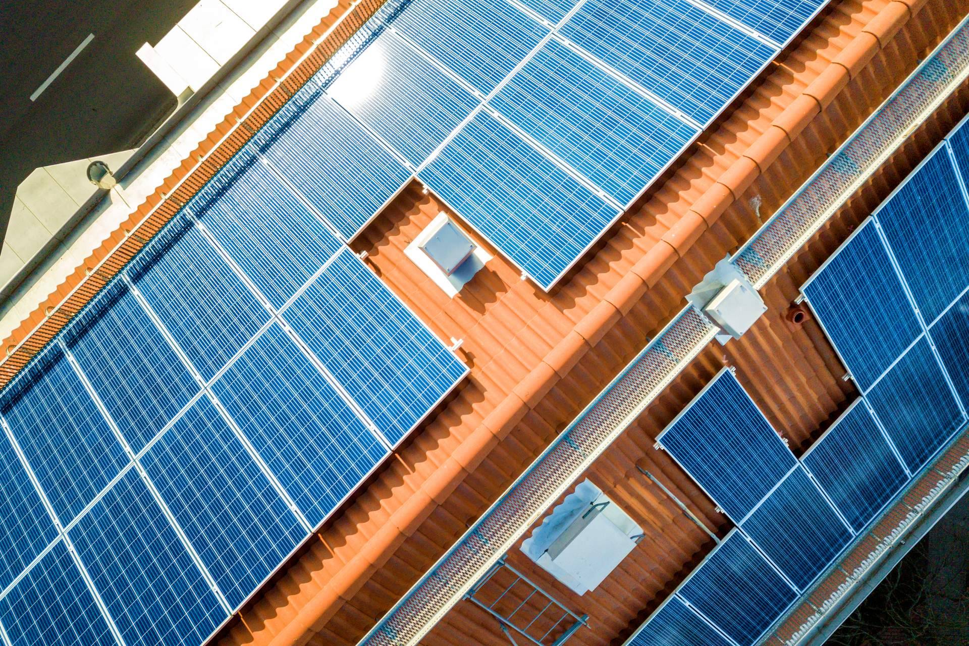 La instalación de placas solares es una buena solución para la subida de la luz