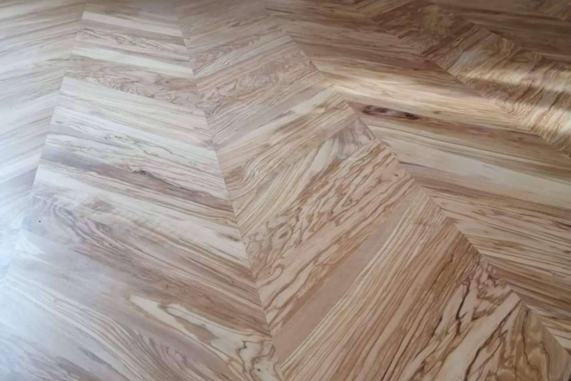 Encimeras de Olivo dispone de parqué macizo de madera de olivo