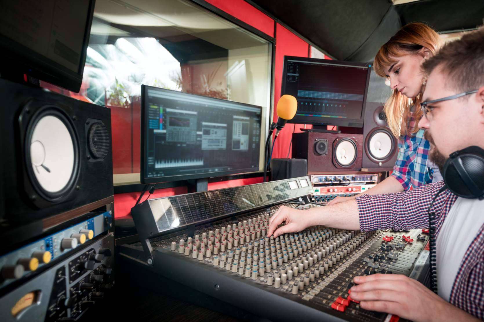 Podcasts corporativos, la nueva tendencia de marketing entre las marcas y empresas