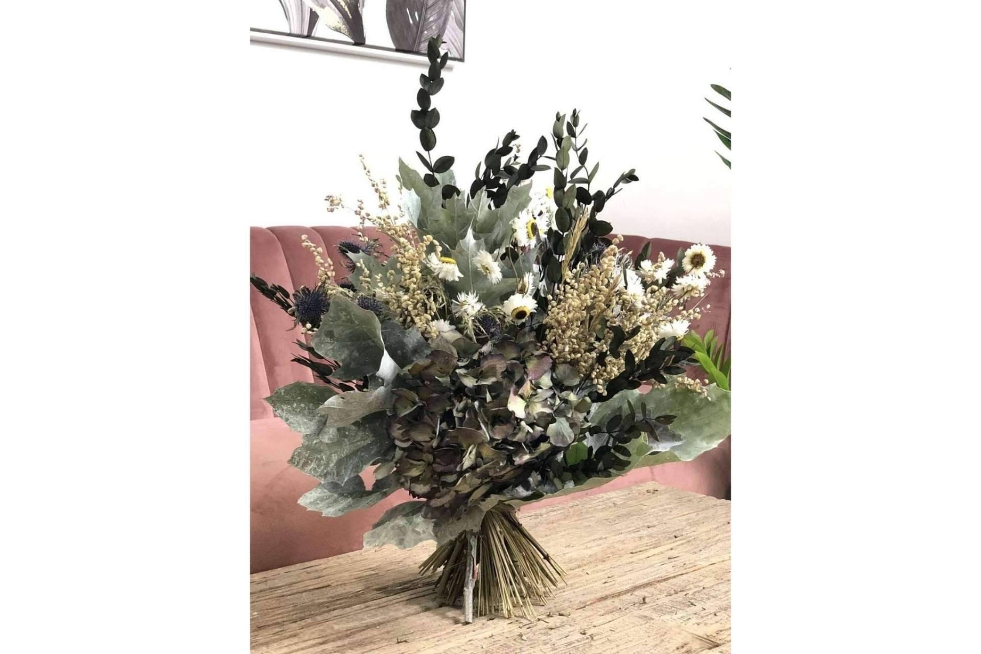 Una manera bonita de decorar un hogar es usando ramos de flores secas