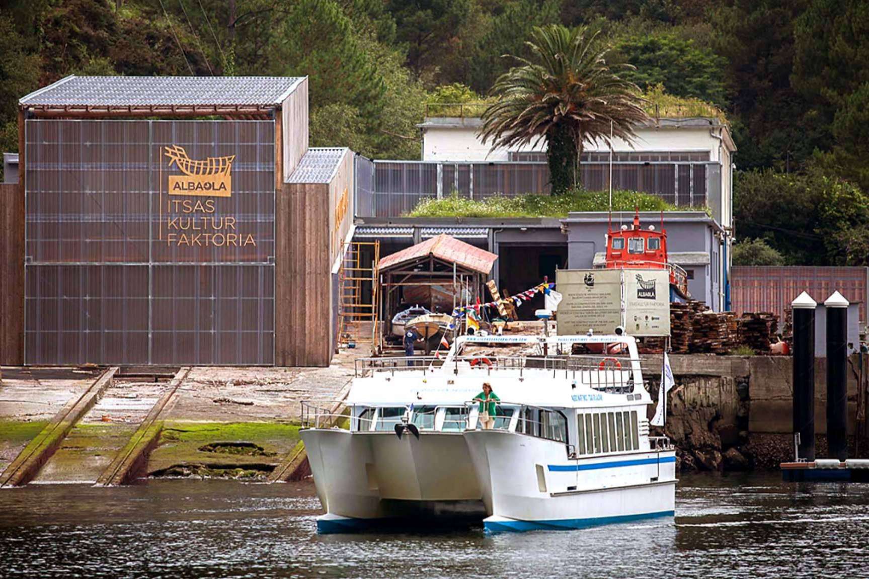 La empresa Ciudad San Sebastián ofrece salidas especiales a la factoría Albaola