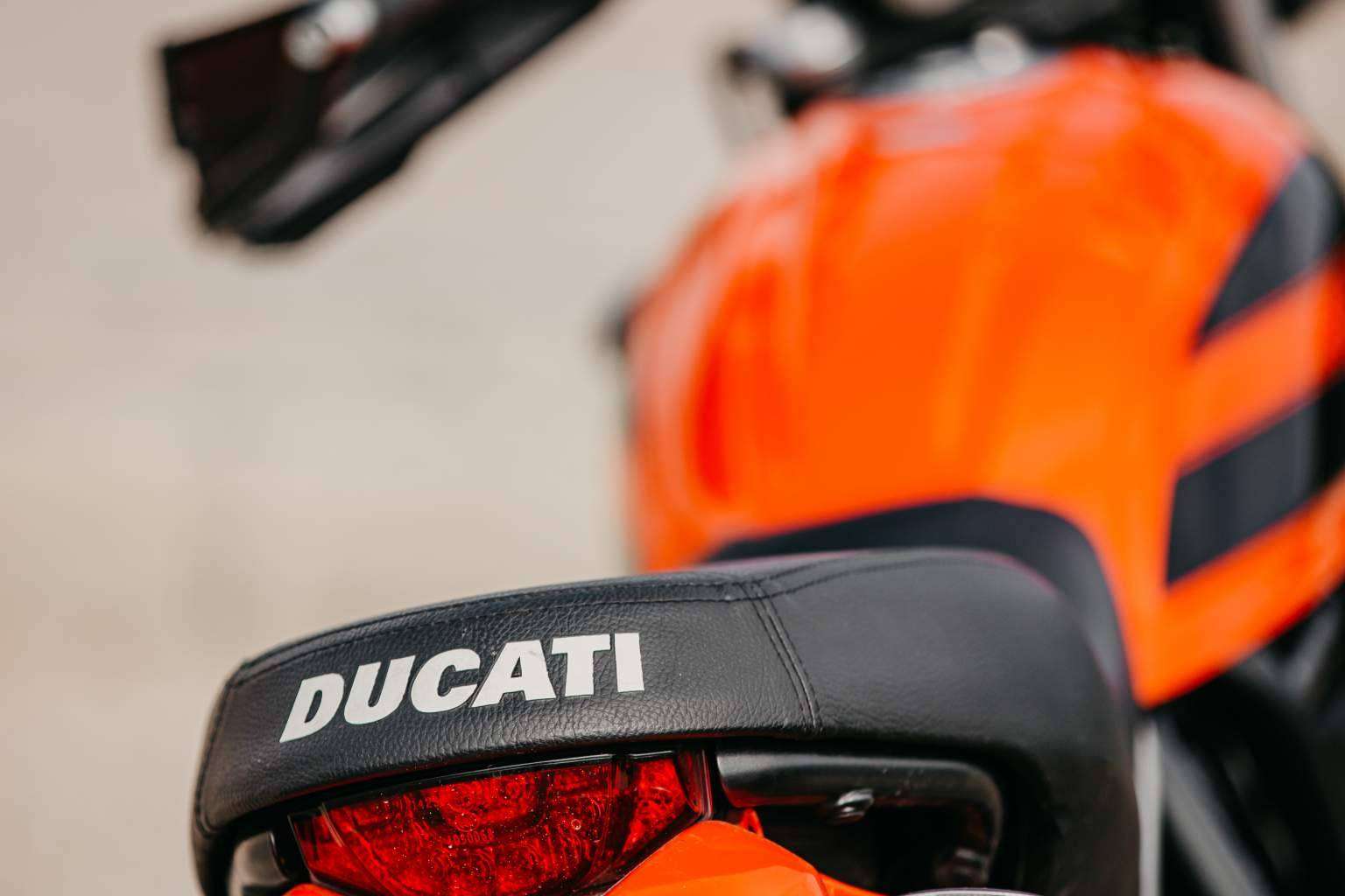 Carnet de moto y sus ventajas como solución de movilidad, según AUTOESCUELA 2000
