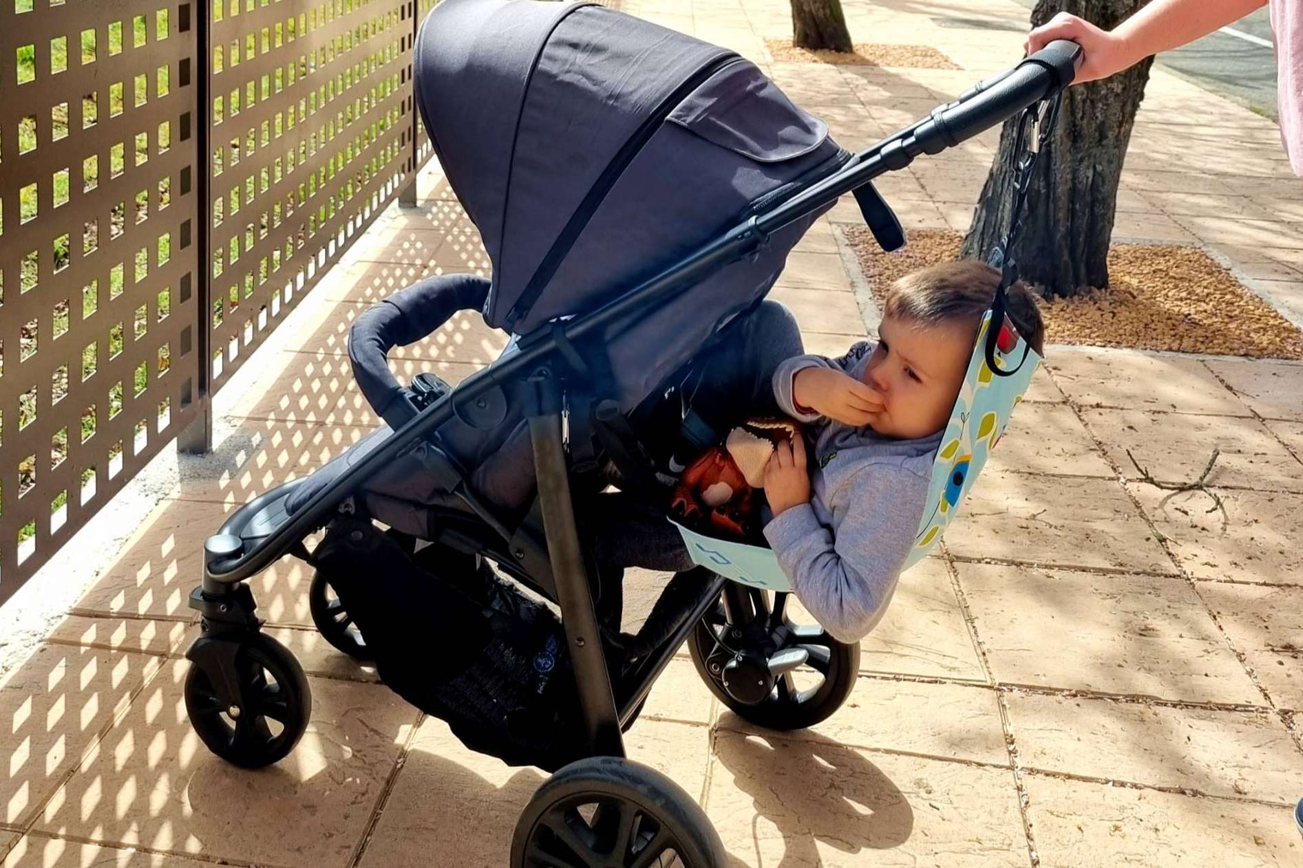 Llevar a dos niños pequeños con la solución práctica en pack de amaBABY