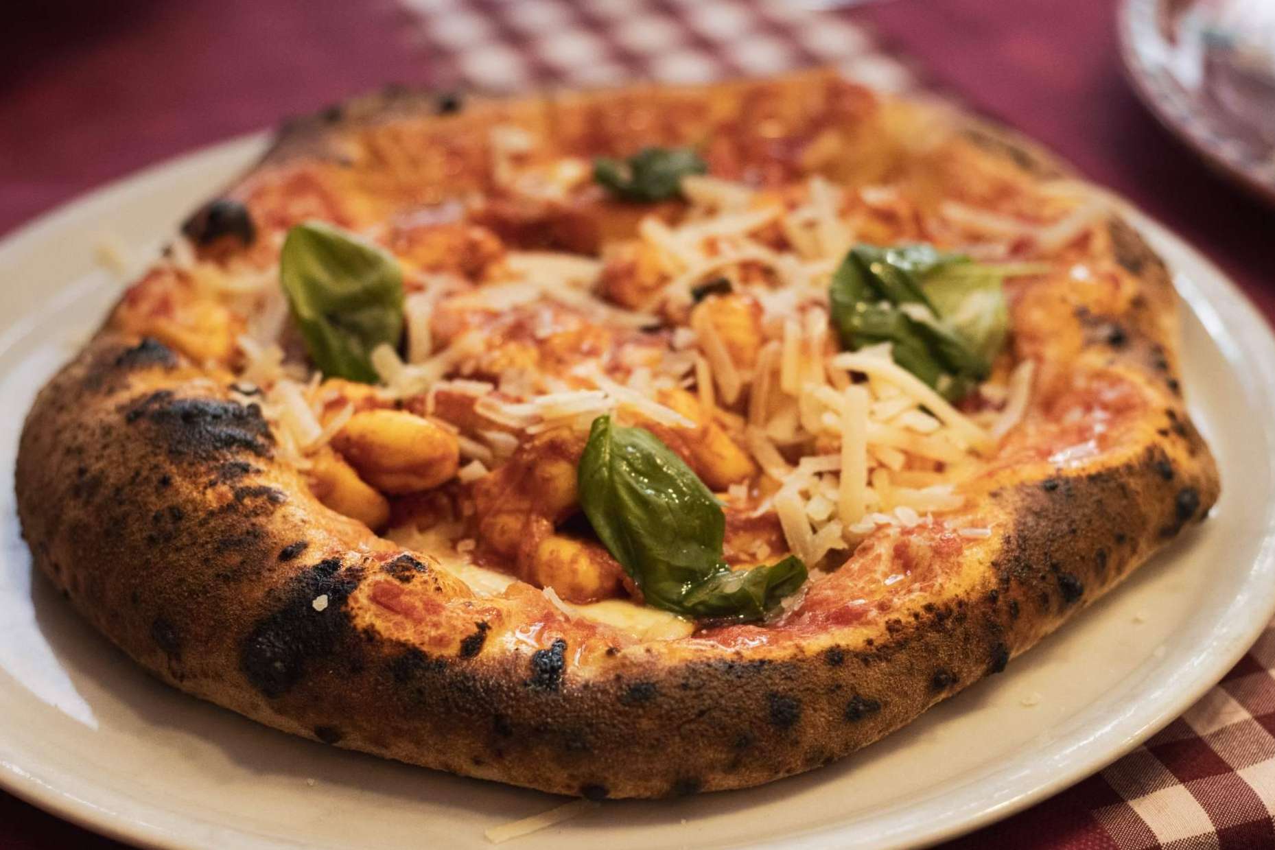 El restaurante italiano Spaccanapoli Barcelona, ubicado en el barrio Ciutat Vella, ofrece platos para todos los gustos
