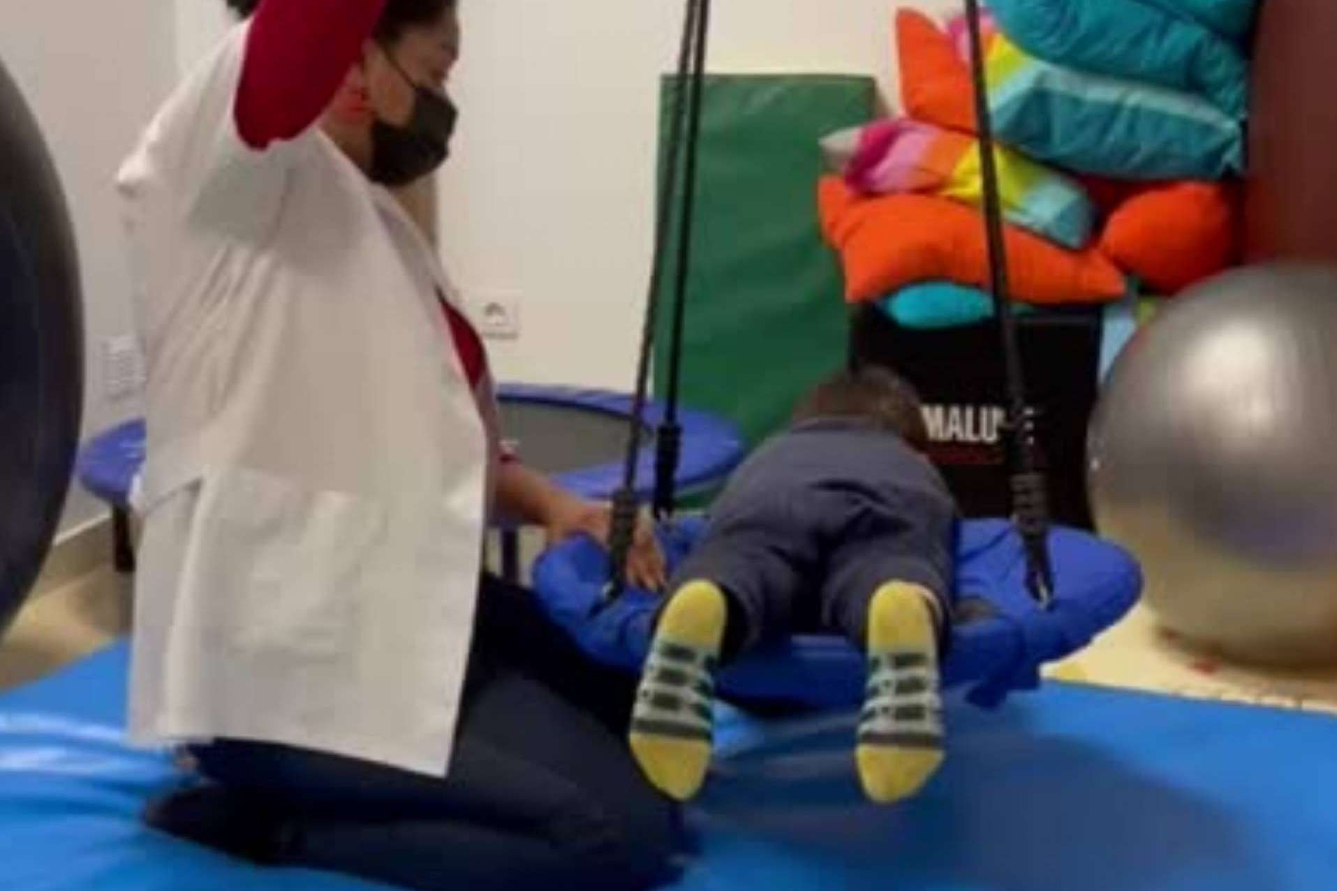 Cómo tratan el trastorno del procesamiento sensorial y el autismo en E-THERAPYKIDS. El vínculo entre estas dificultades