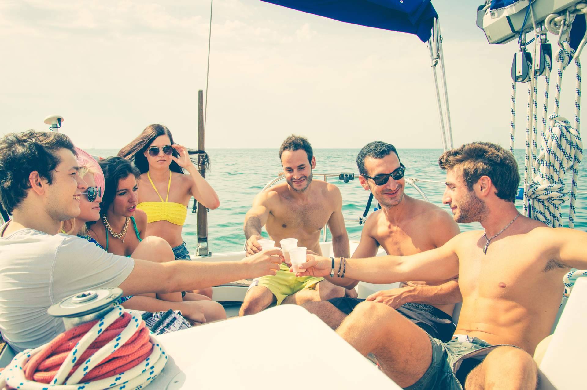En Valencia, es posible disfrutar de una fiesta de despedida en barco