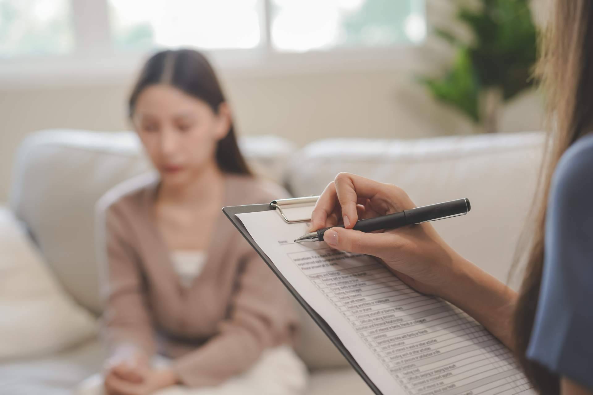 ¿Cuáles son los beneficios de la terapia de salud emocional en las personas?