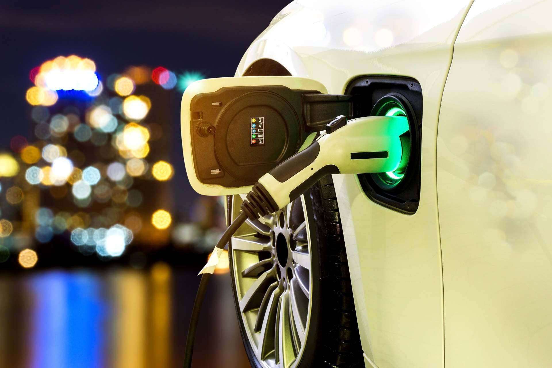 Reducir los niveles de contaminación del medioambiente con la ayuda de los coches híbridos