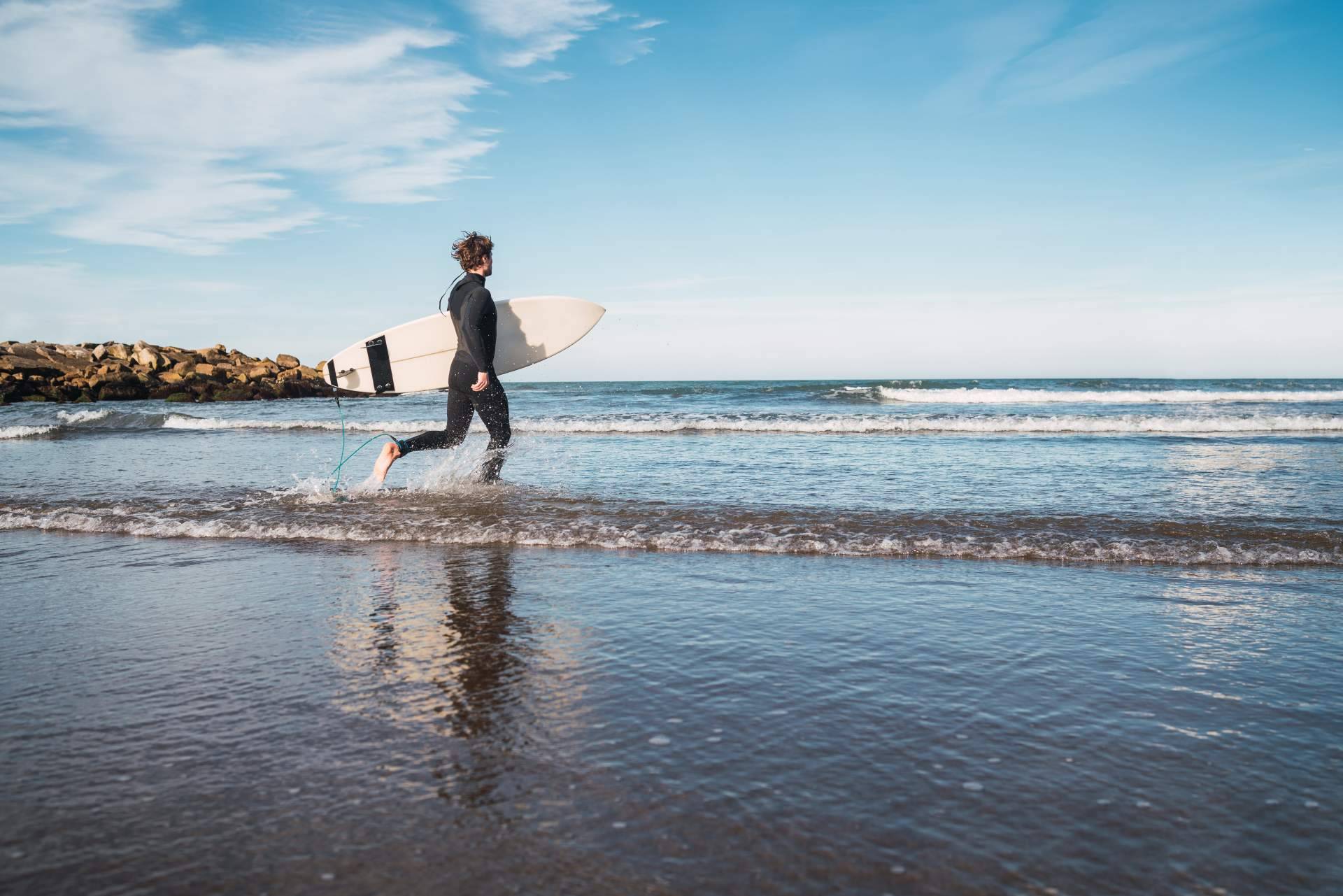 ¿Qué factores se deben considerar a la hora de escoger el traje de surf ideal?, por la tienda especializada Watsay