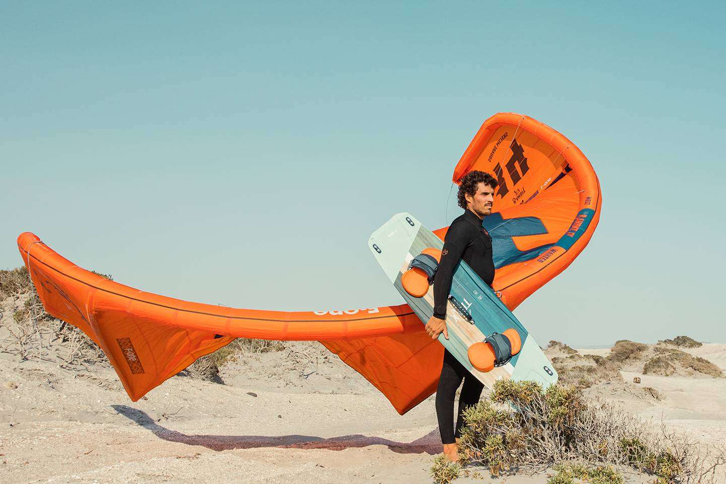A cualquier edad es fácil iniciarse en el kitesurf en Mallorca