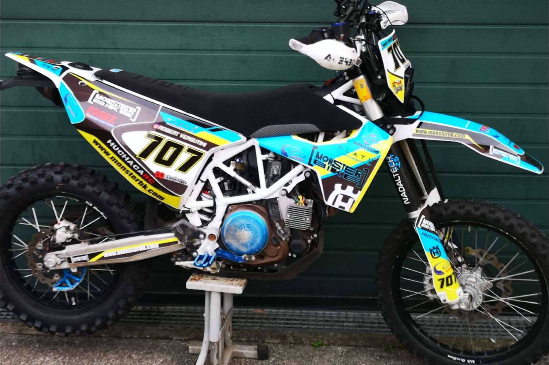 Adhesivos Husqvarna para la personalización de la moto