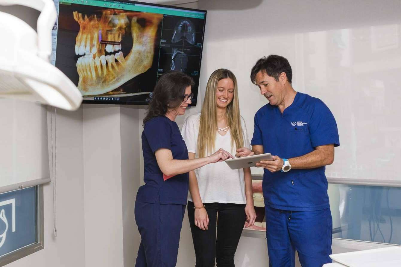 Dental Roca realiza el procedimiento de implantes dentales