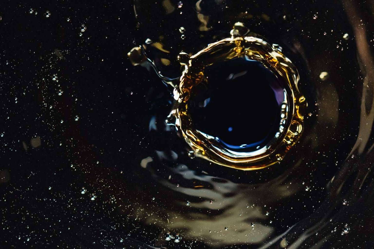 Controlar un derrame de aceite en una zona de agua