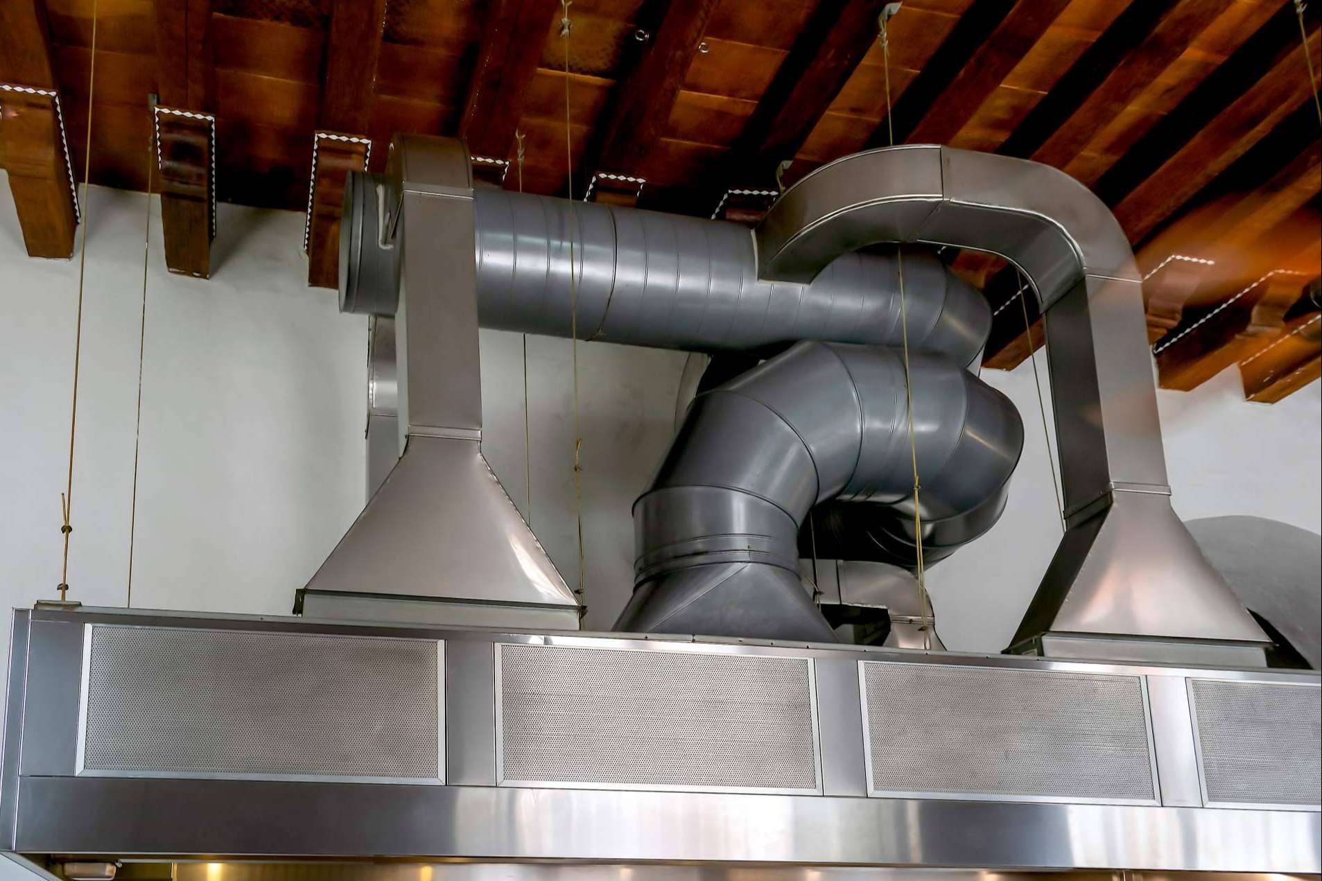 ¿Qué ofrecen los servicios de limpieza y mantenimiento de las extracciones de humo en cocinas industriales de Tecnigras?