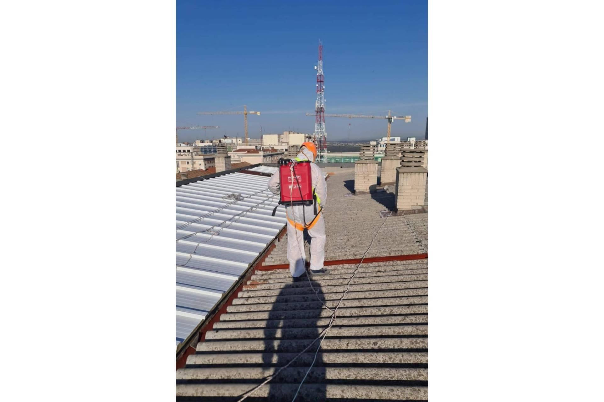 Evitar problemas de salud a través de la retirada de uralita en los edificios y tejados de Madrid, por Arkitex Pro Asistencia