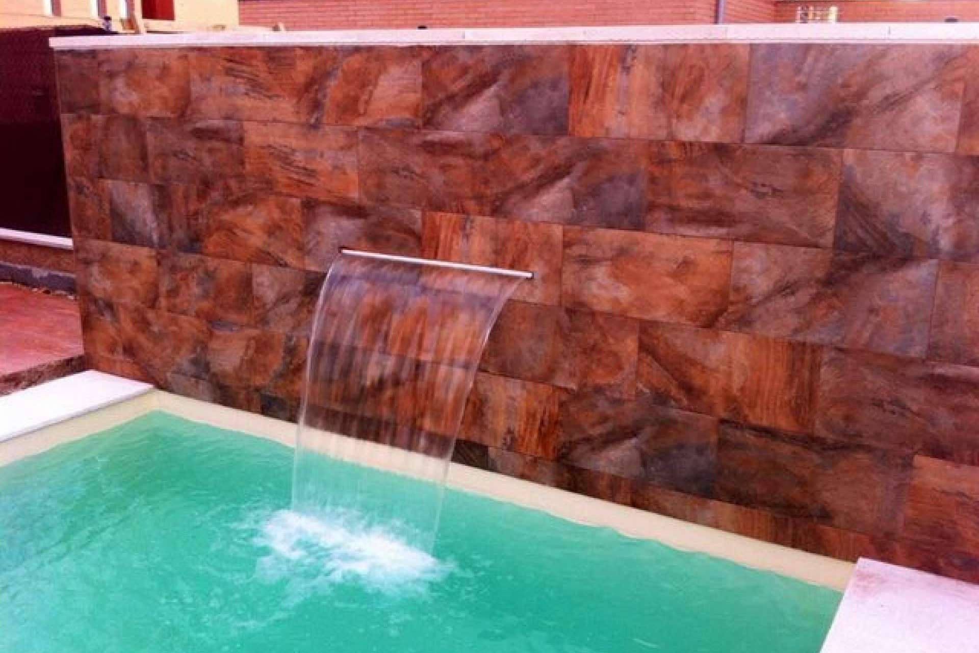 Elegancia y estilo en las piscinas con las cascadas acrílicas de Warmpool