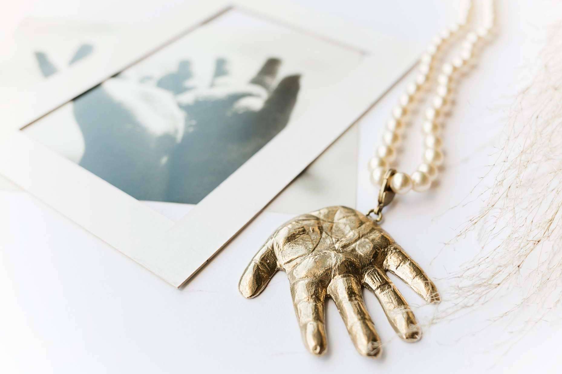 Regalos para madres ideales disponibles en la web de Dejando Huella Joyas