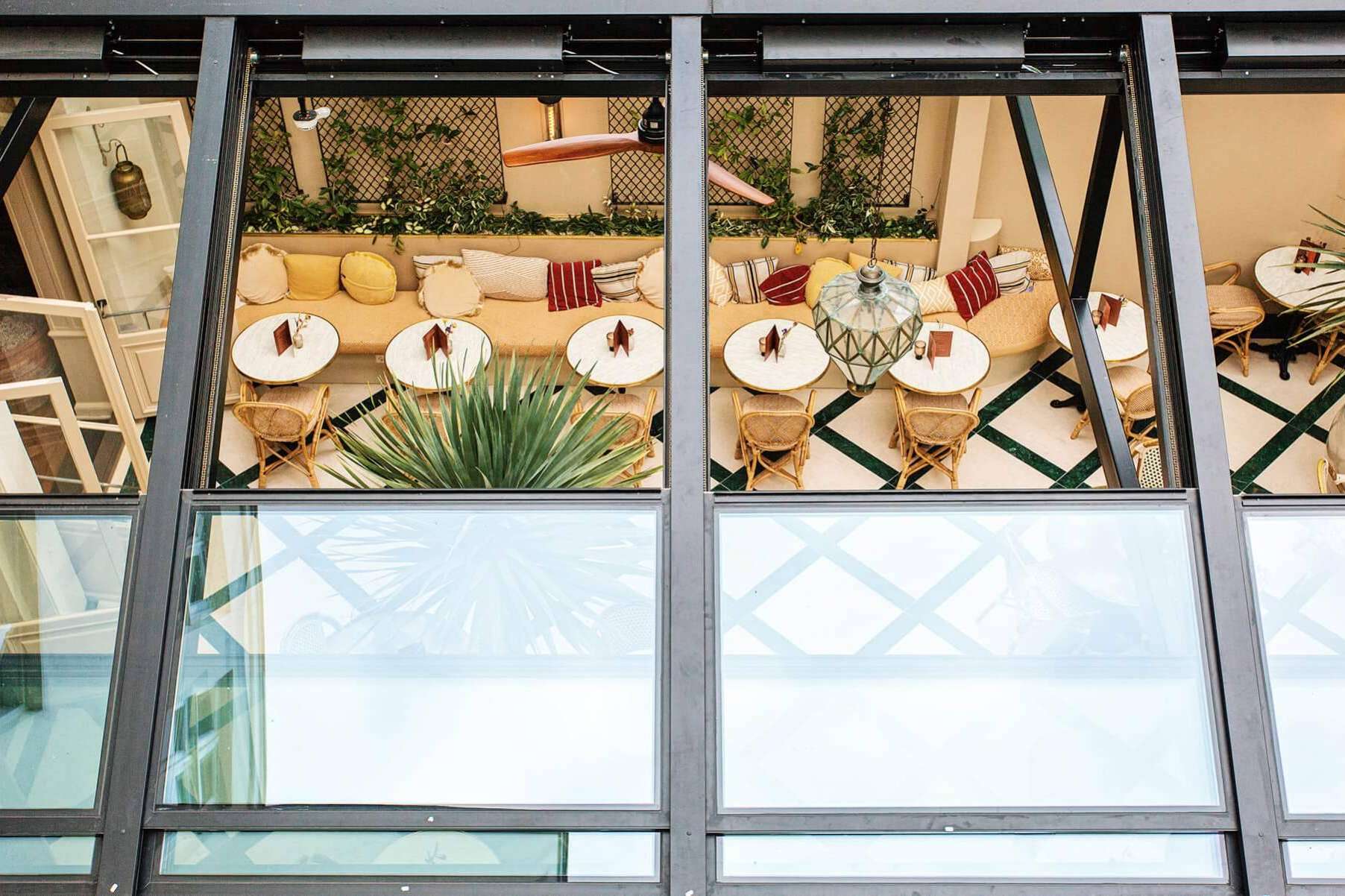 Airclos, servicio de techos móviles para restaurantes