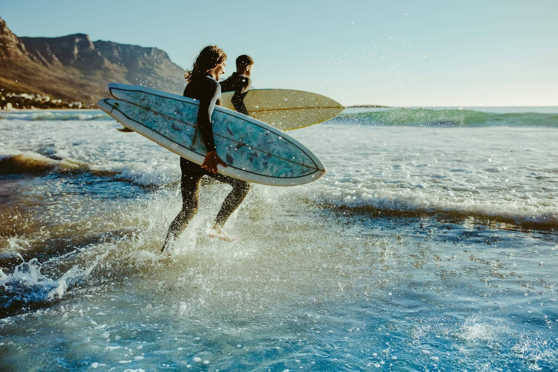 La escuela de surf Watsay organiza un surf camp para adultos en la playa de Berria