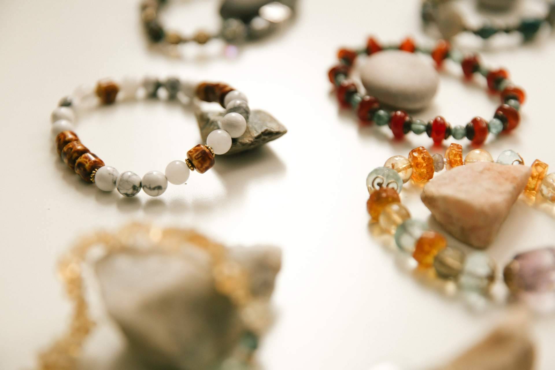 Tierra de Gema expone los principales beneficios de las pulseras de piedras para la salud