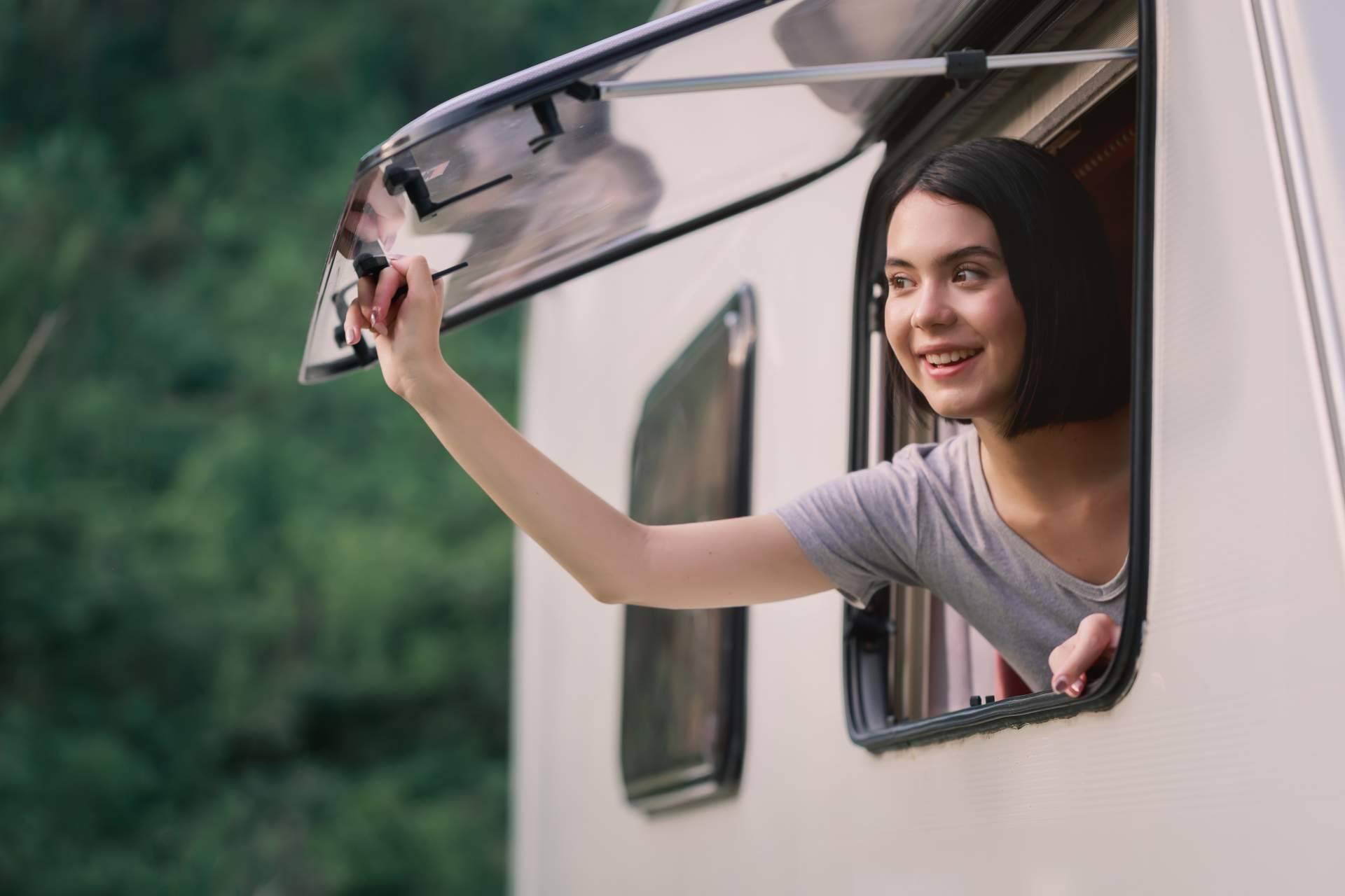 Proteger las ventanas de las autocaravanas, con el oscurecedor y mosquitera de Baie-Car
