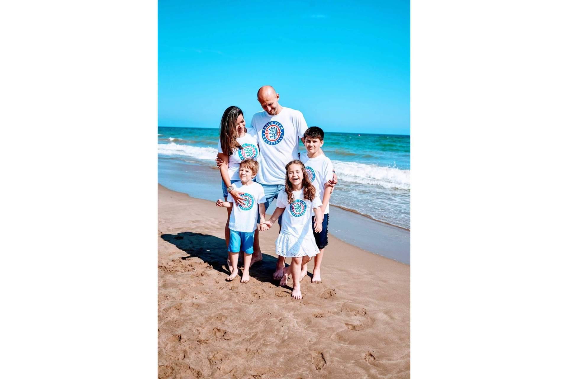 Barton, Keilley y su familia regresan a España