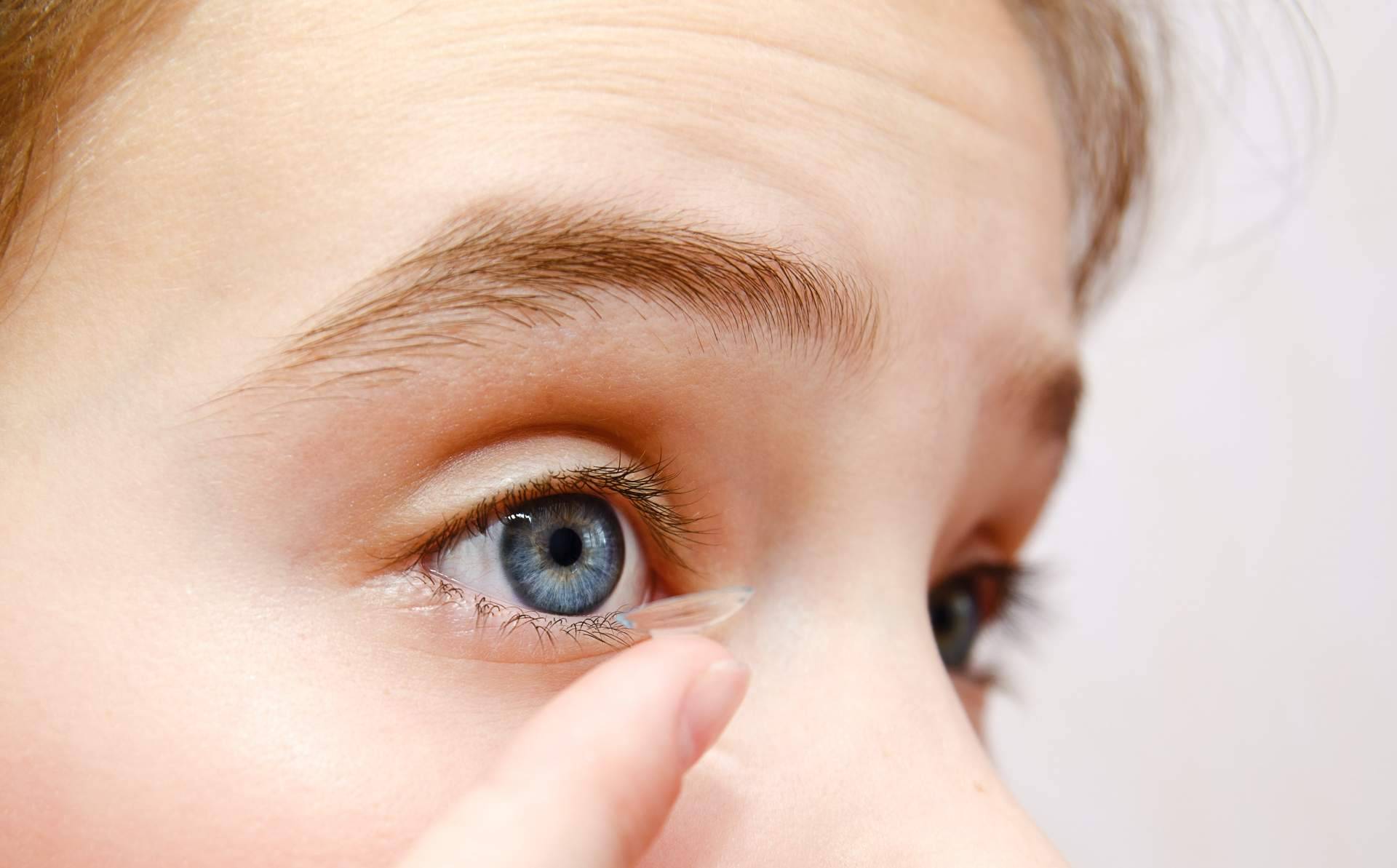 ¿Los niños deberían llevar lentillas?
