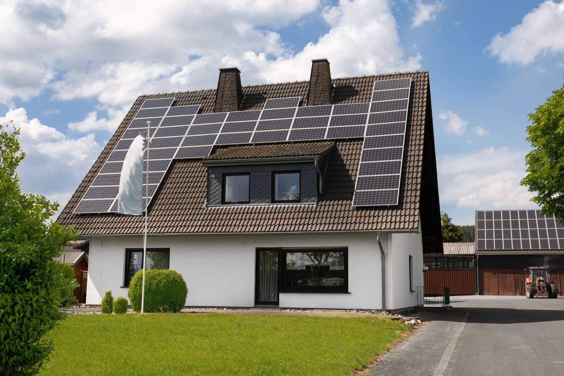 ¿Cuáles son las principales ventajas de instalar placas solares en casas unifamiliares?