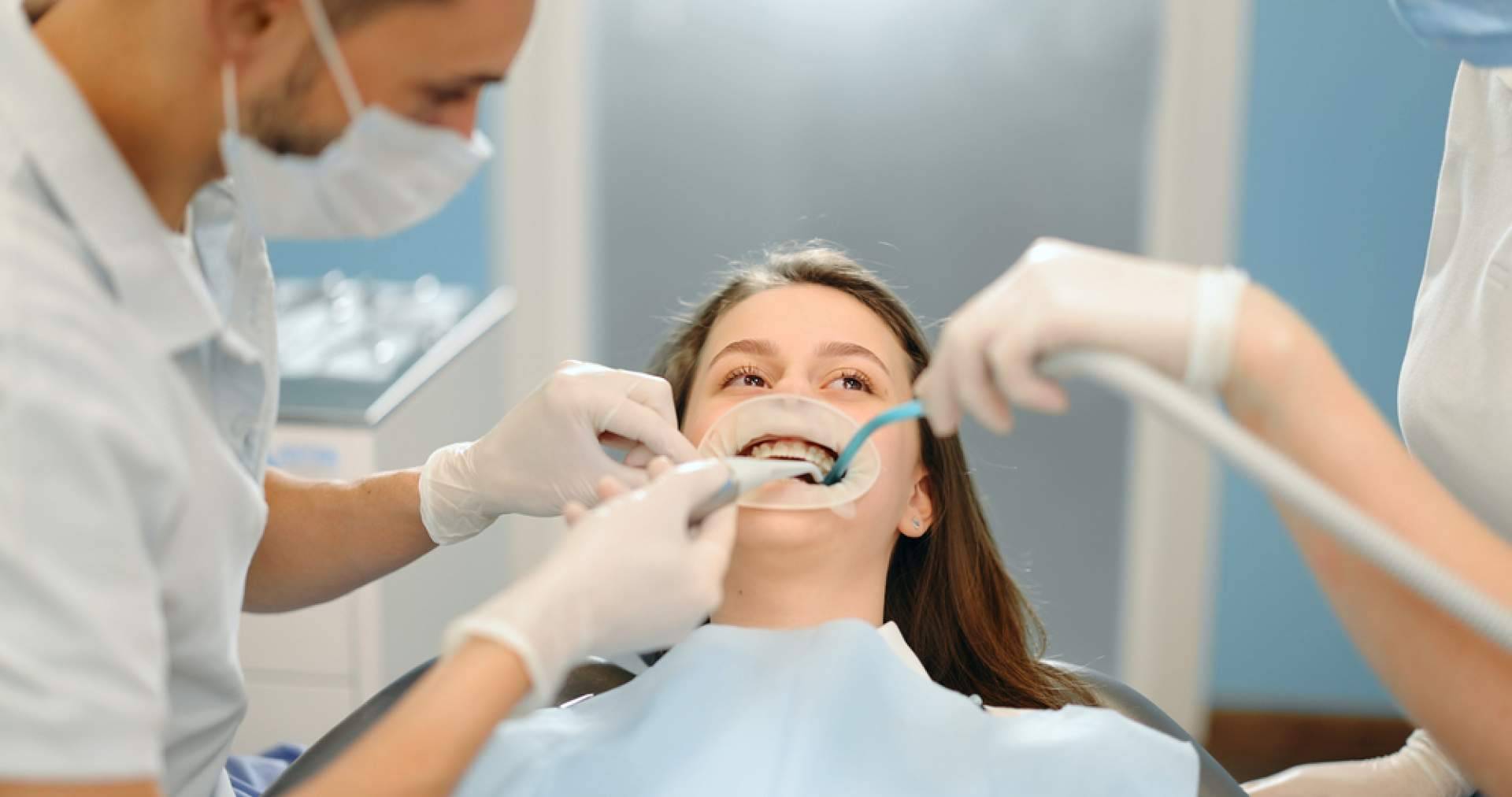 Tratamientos para mejorar la salud y estética bucal, en la clínica Oralmedic