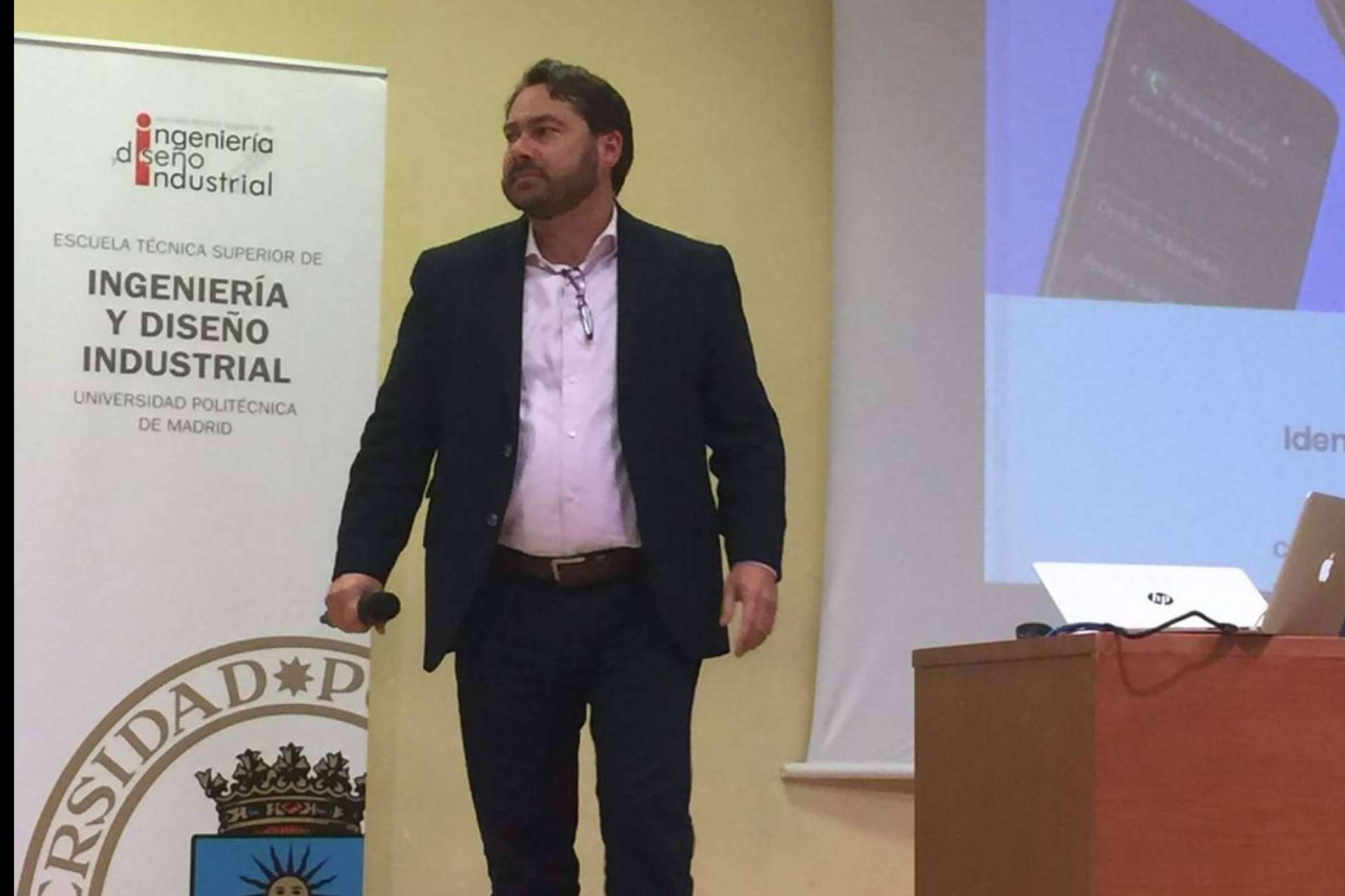 GlobátiKa Peritos Informáticos explica maneras de saber si la pareja controla el móvil